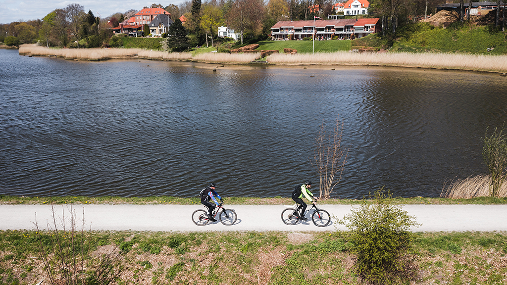 to personer cykler på cykelsti ved Horsens Fjord