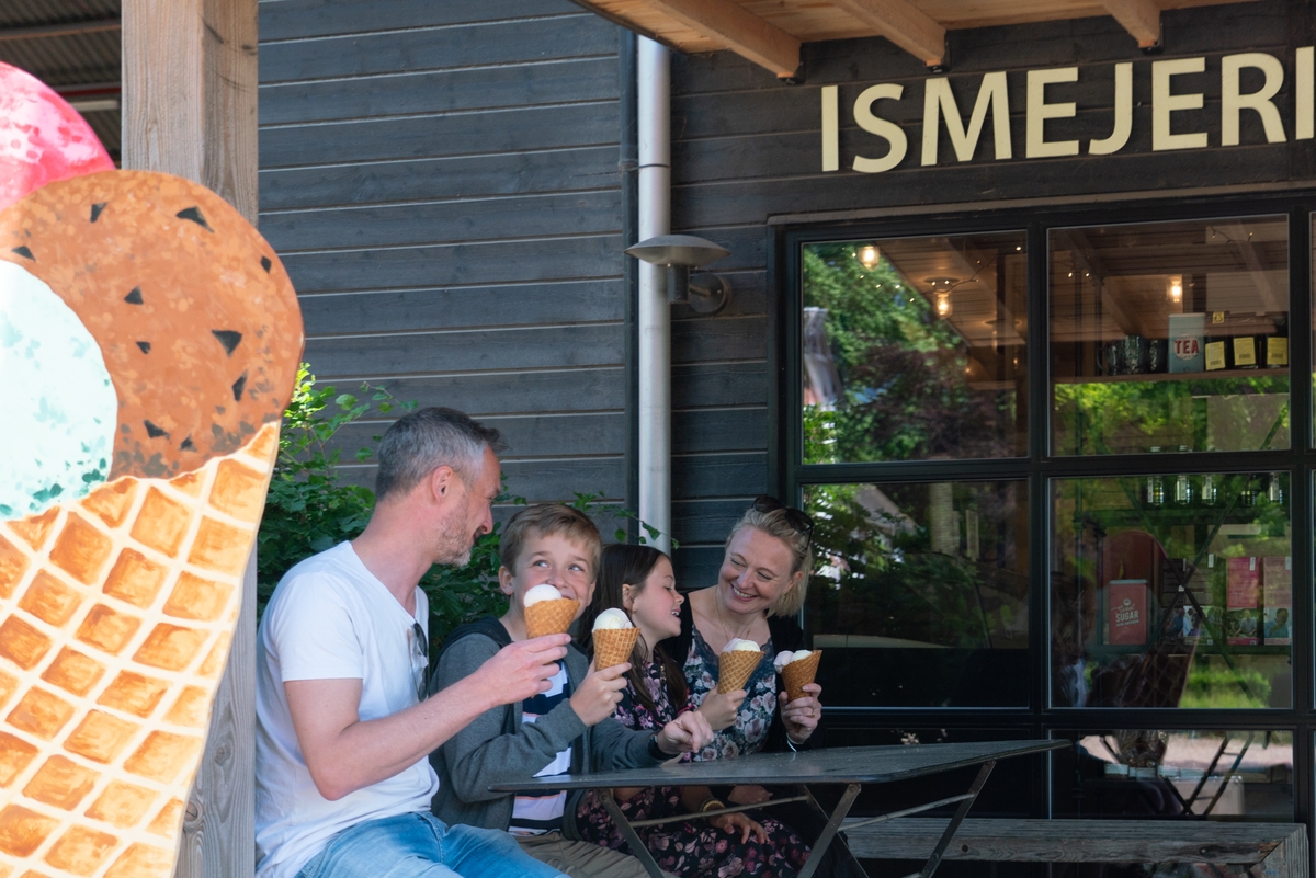 Familie spiser isvafler hos Fru Møllers Mølleris ismejeri