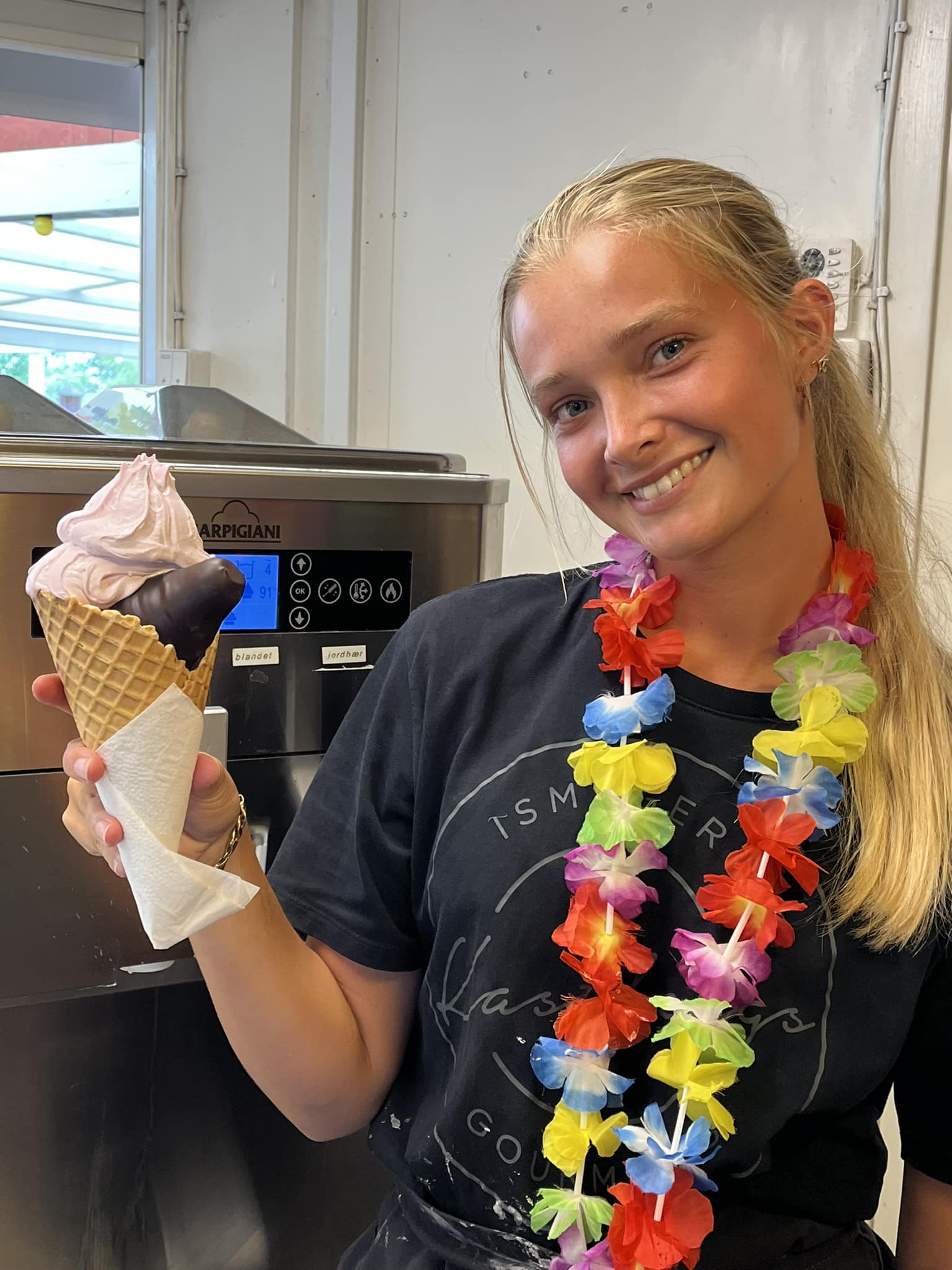 Pige holder stor isvaffel hos Minigolfbanen Saxild