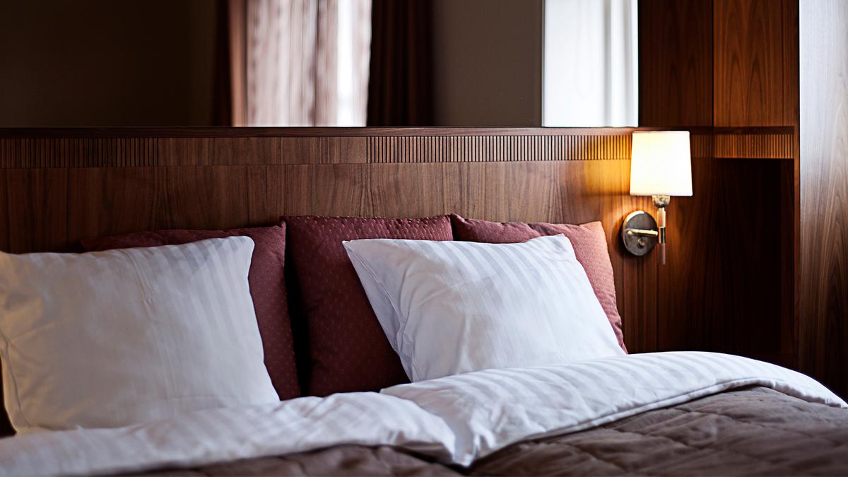 Seng i hotelværelse i odder