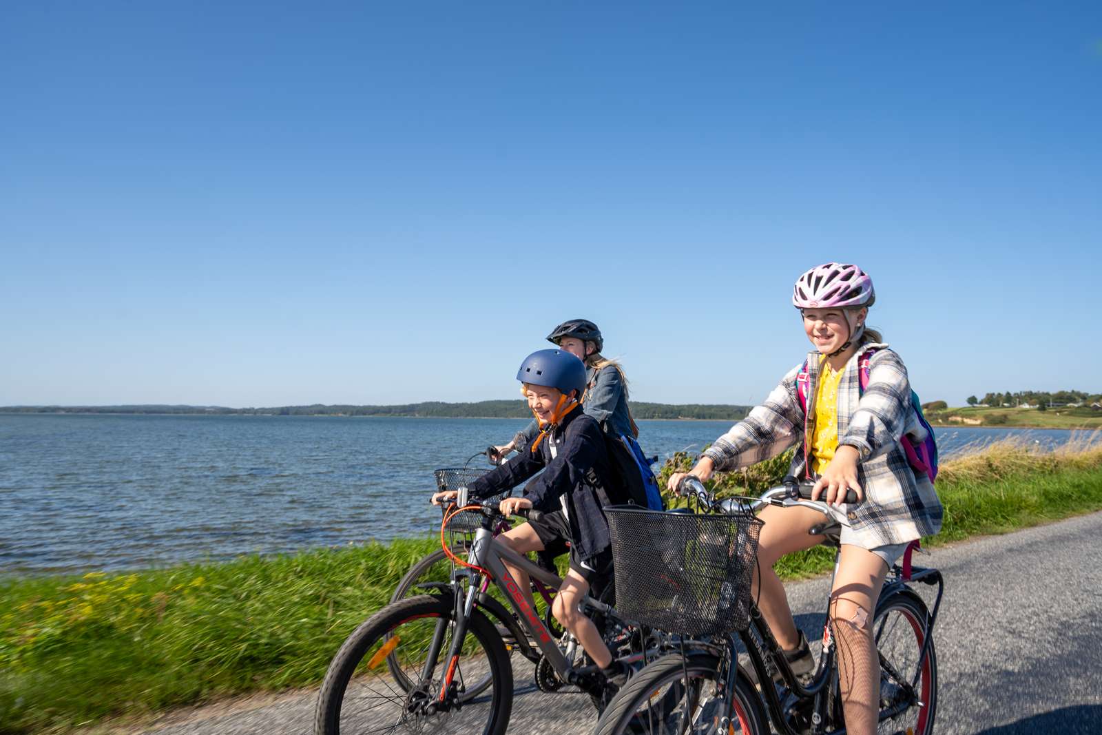 FAmilie med to børn cykler på Alrødæmningen