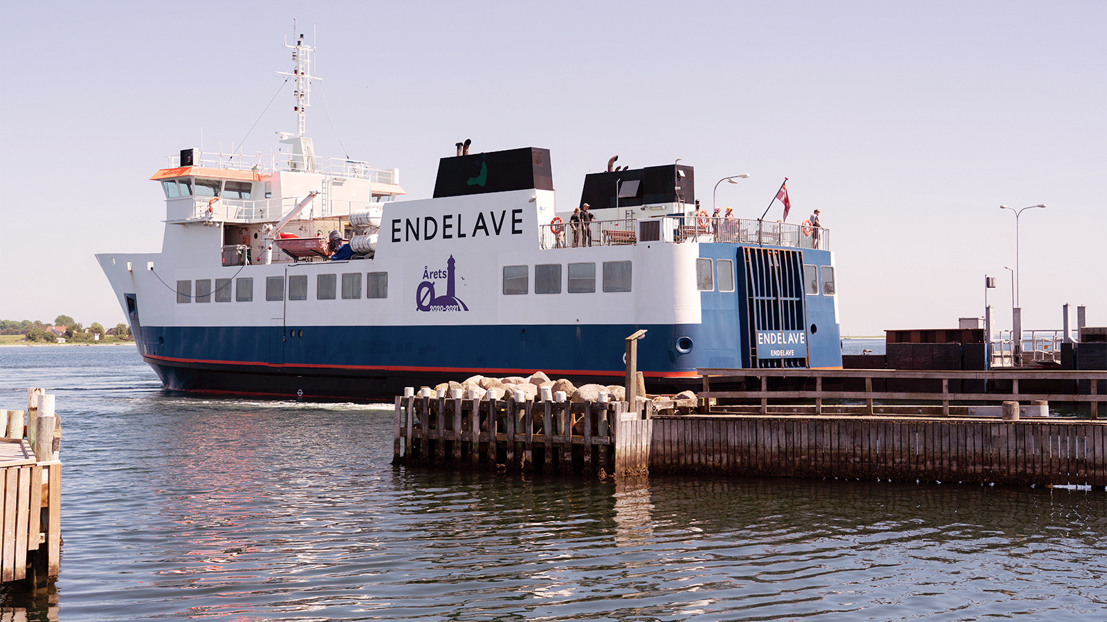 Endelavefærgen sejler fra havnen i Snaptun