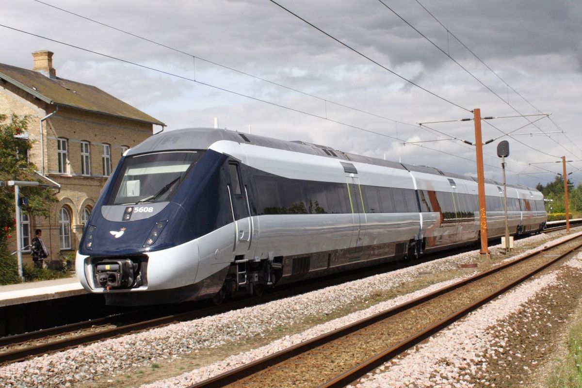 Billede af et IC4-tog på en togstation