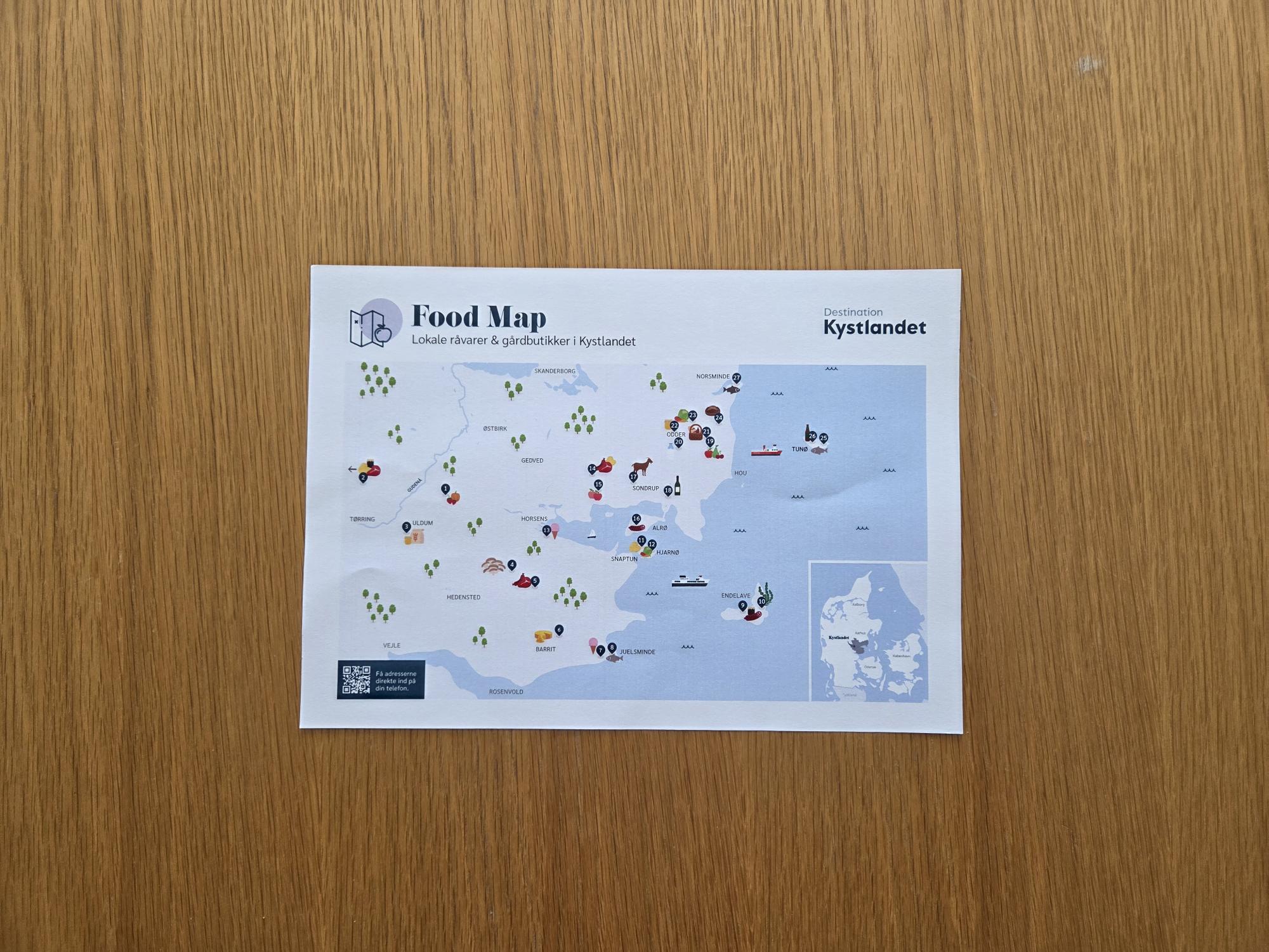 Destination Kystlandets food map ligger på et bord