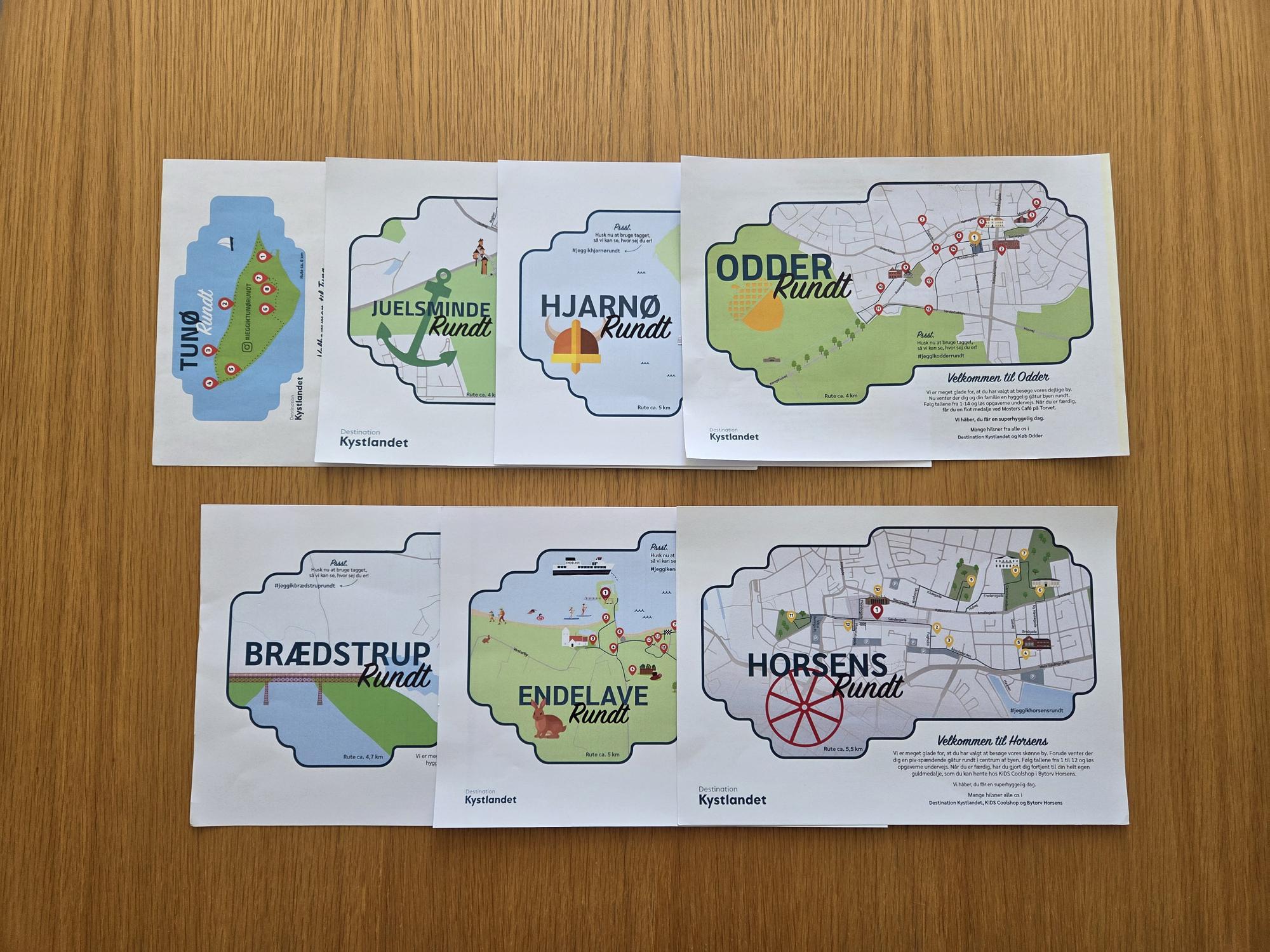 Skattekortene for Destination Kystlandets syv skattejagter ligger sammen på et bord