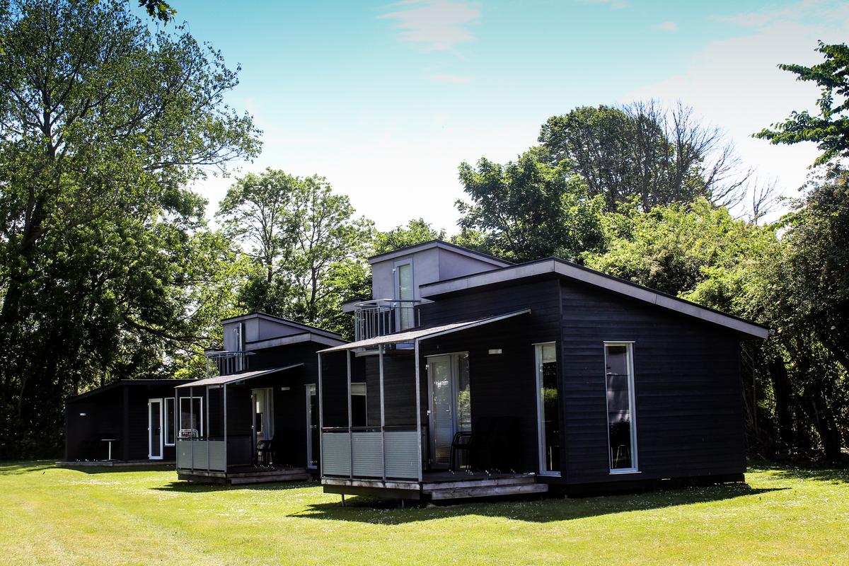 To hytter hos Hjarnø Camping