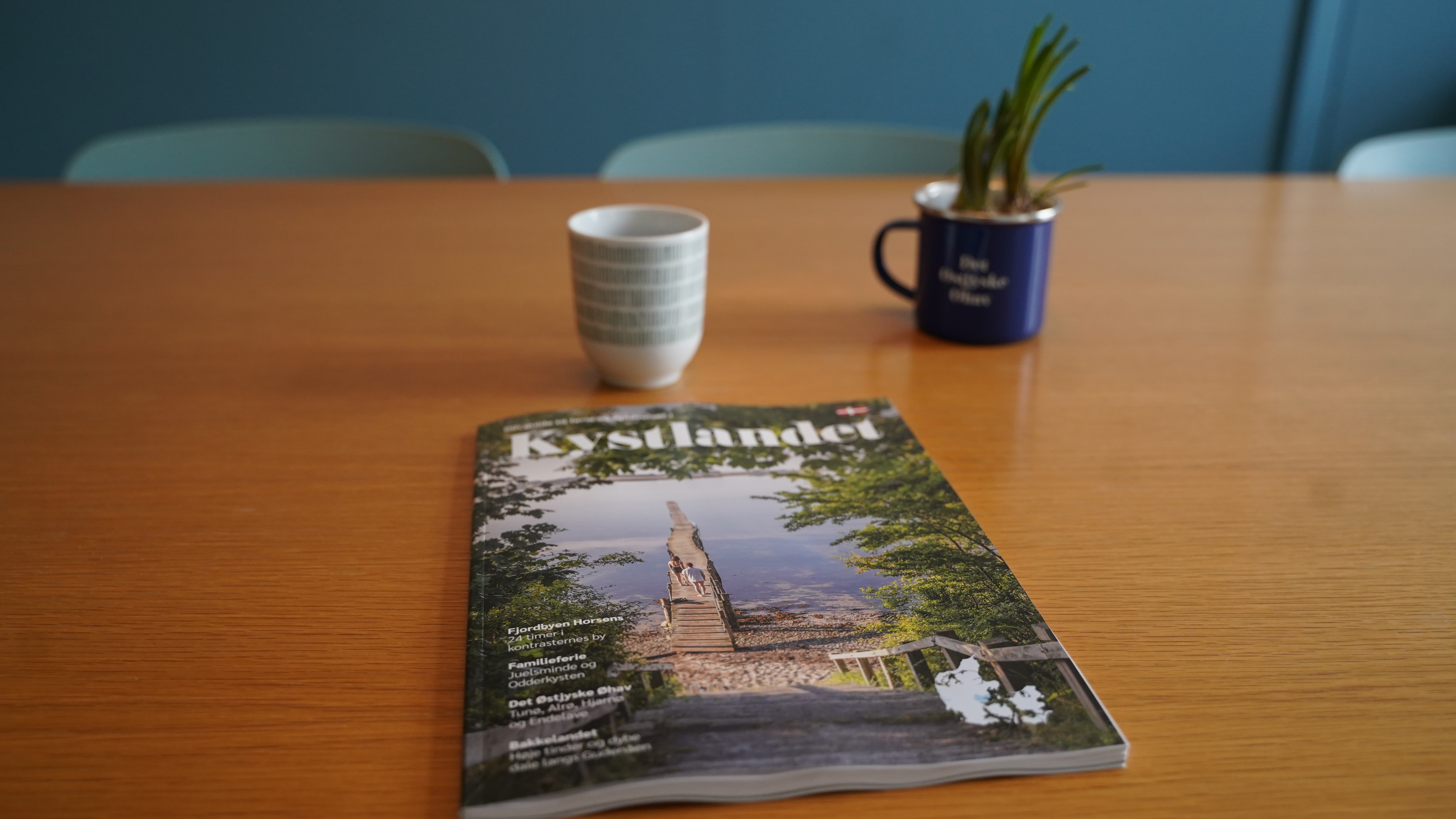 Kystlandets velkomstguide 2026 på et bord