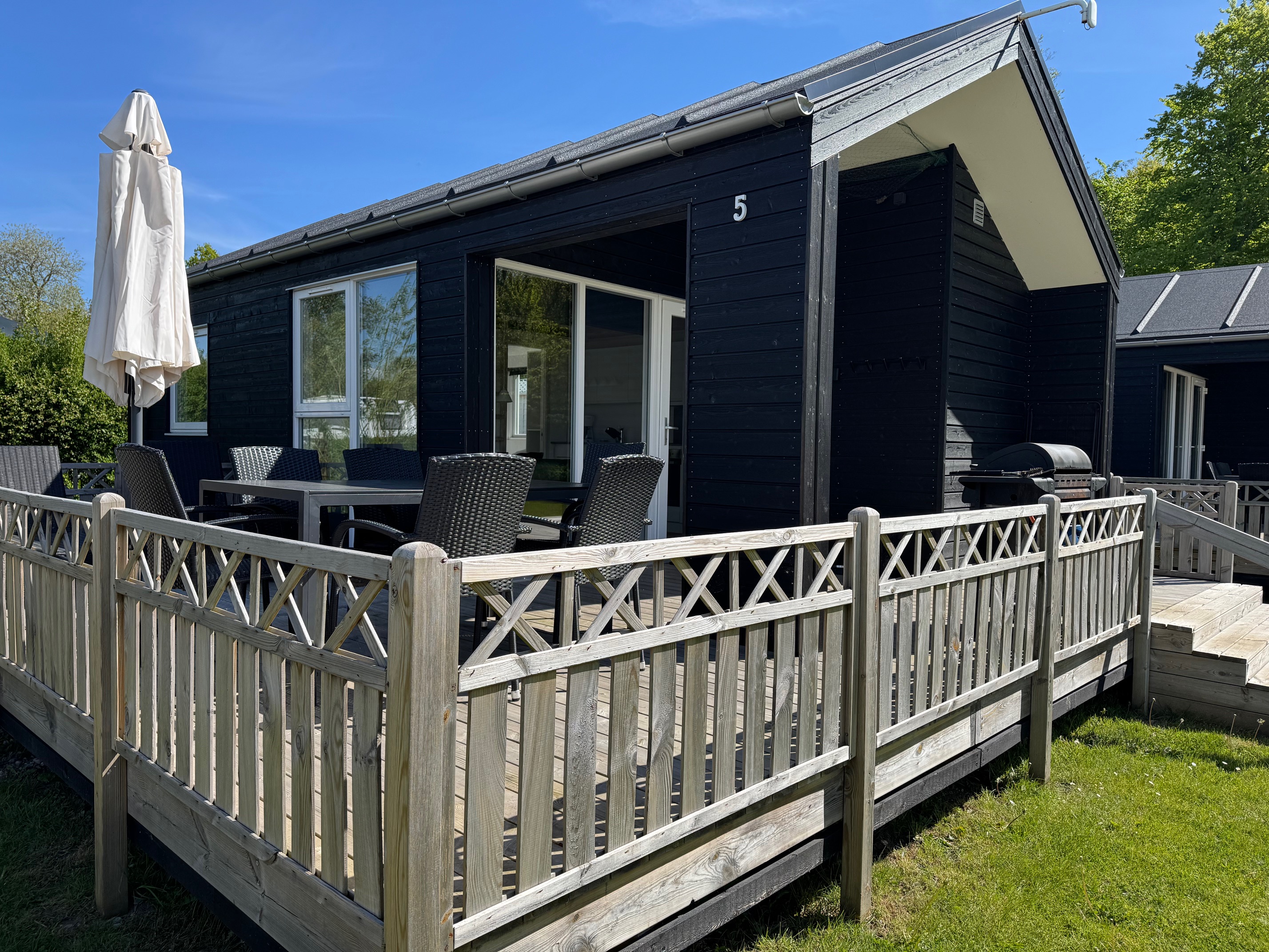 En hytte med terrasse hos Rosenvold Strand Camping