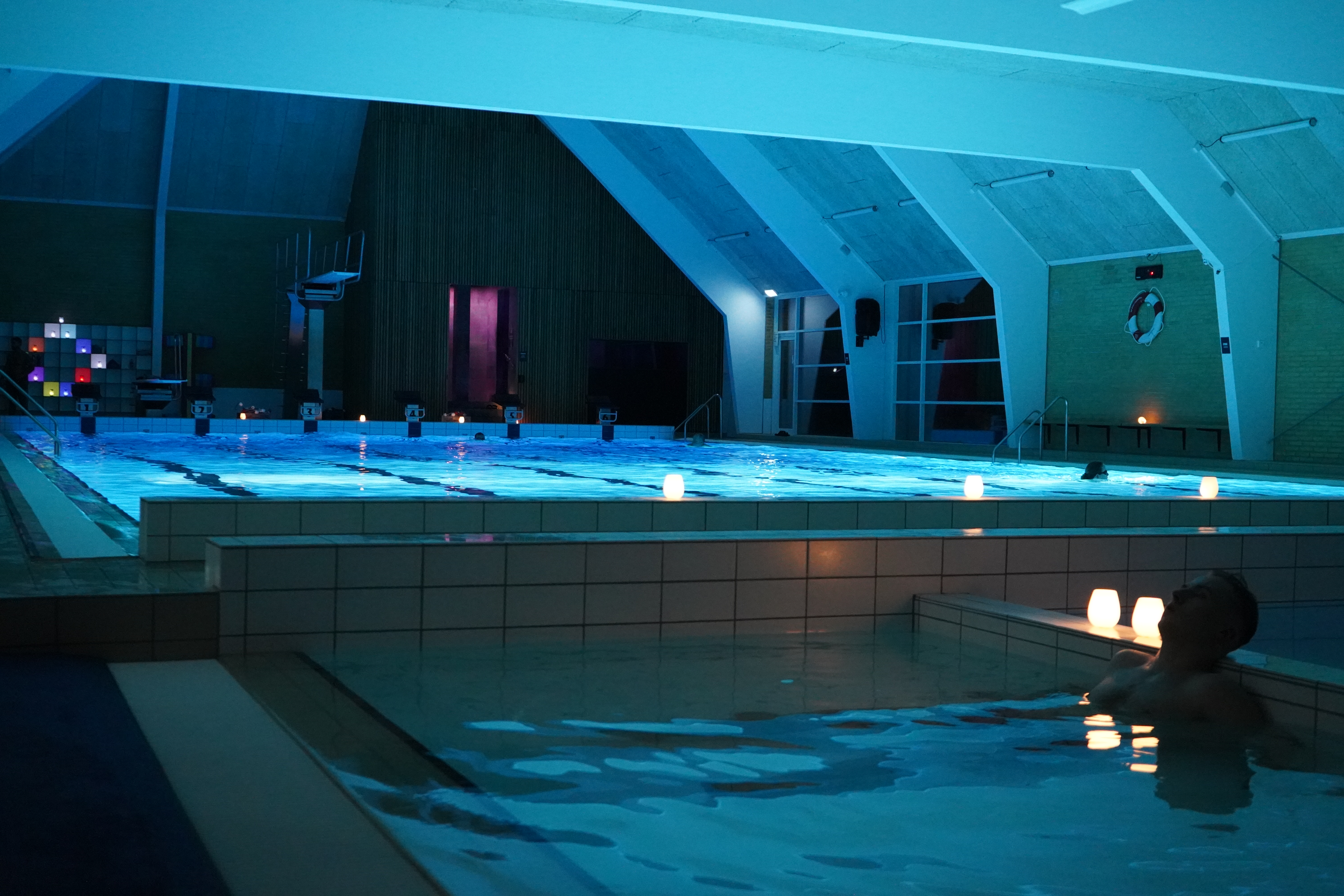 En mand nyder wellness i svømmehallen i Hedensted Centret