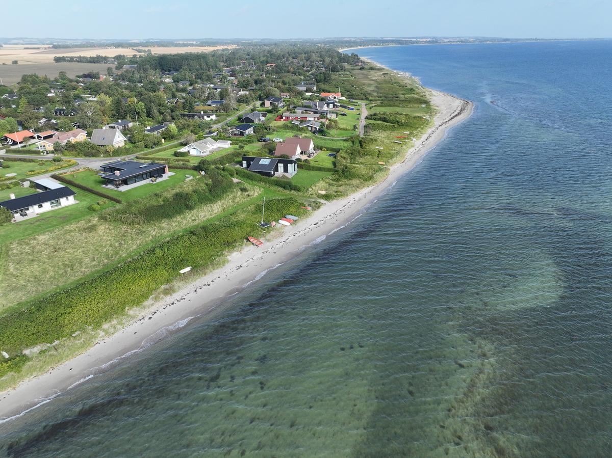 Dronefoto af Dyngby Strand og sommerhusområdet