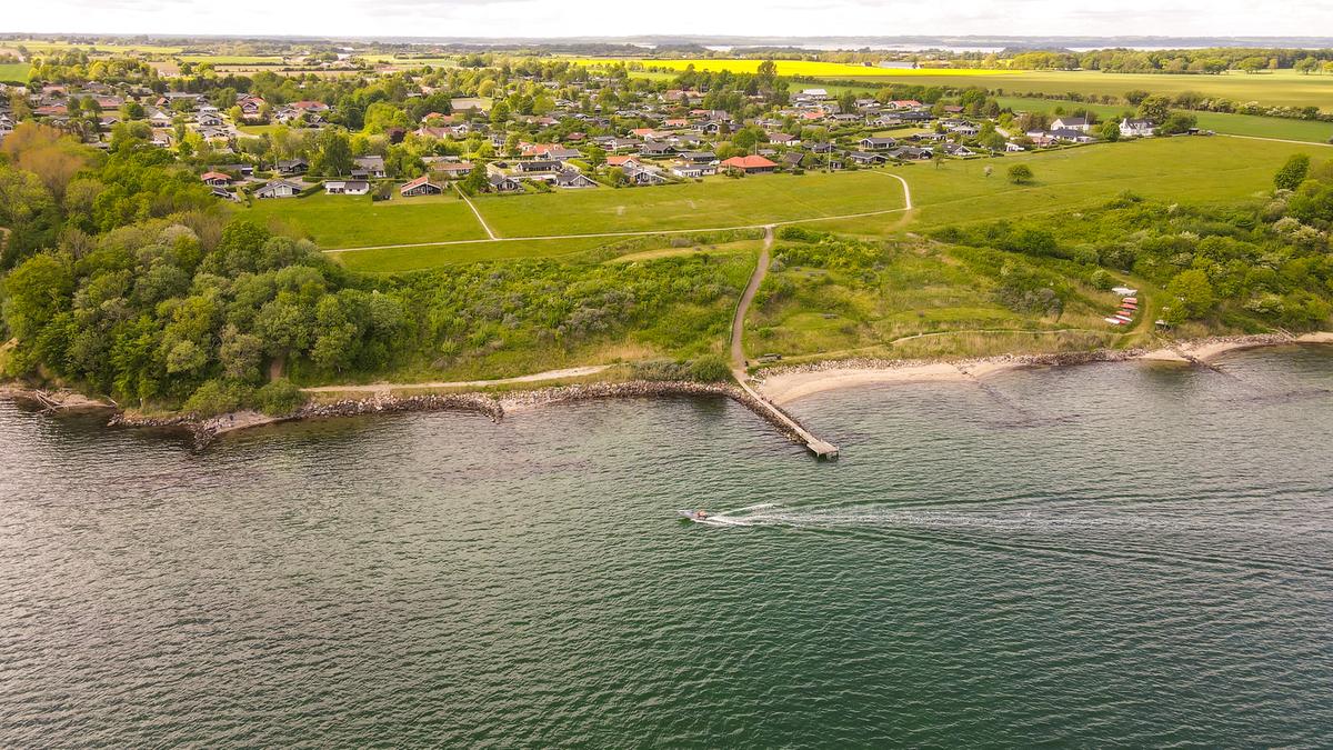 Dronefoto af Pøt Strandby set fra vandet