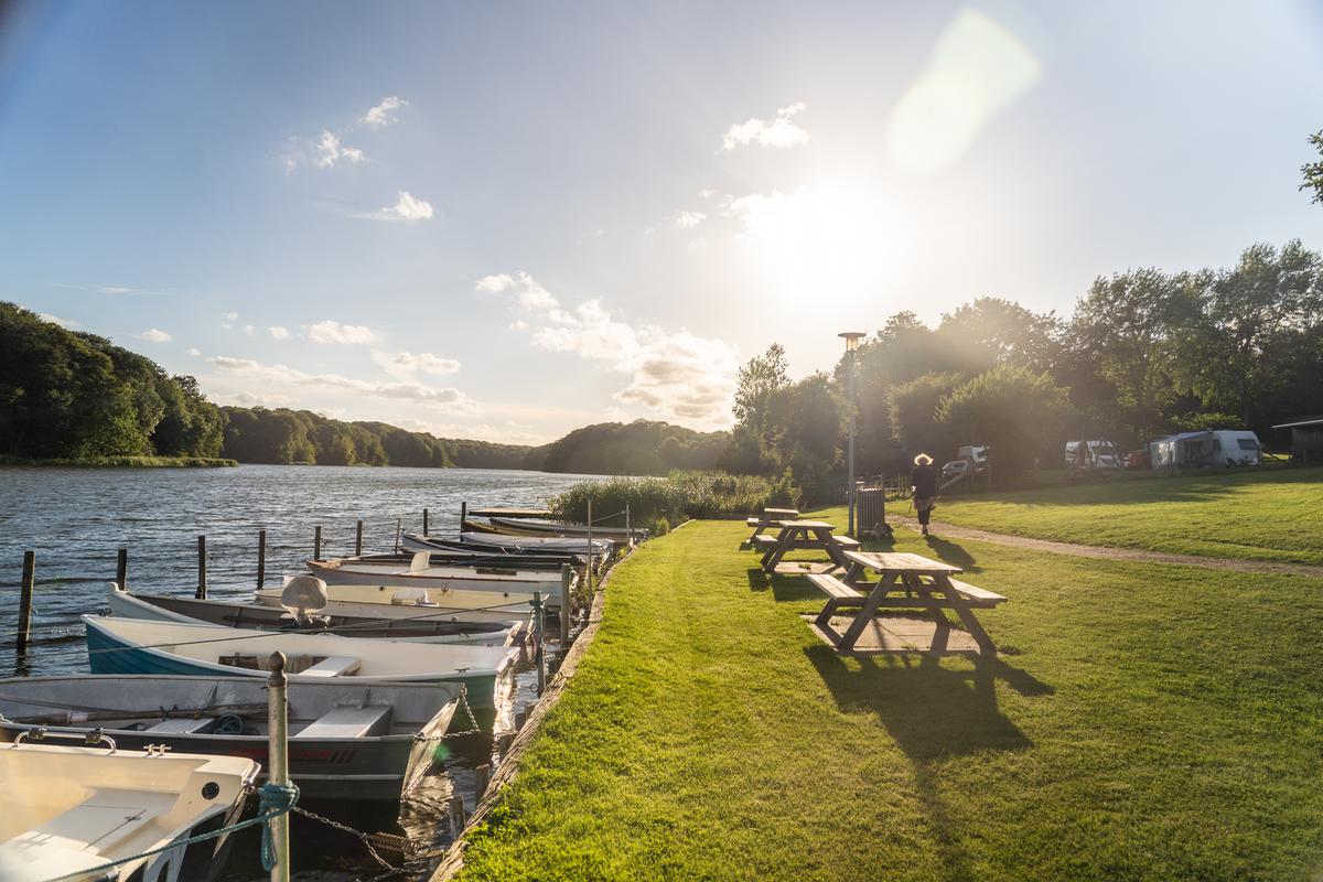 Både ved vandkanten i Bygholm Sø