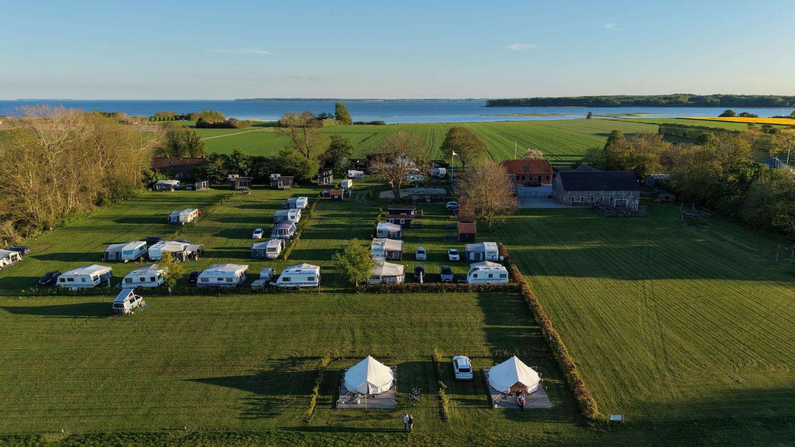 Dronefoto af Hjarnø Camping