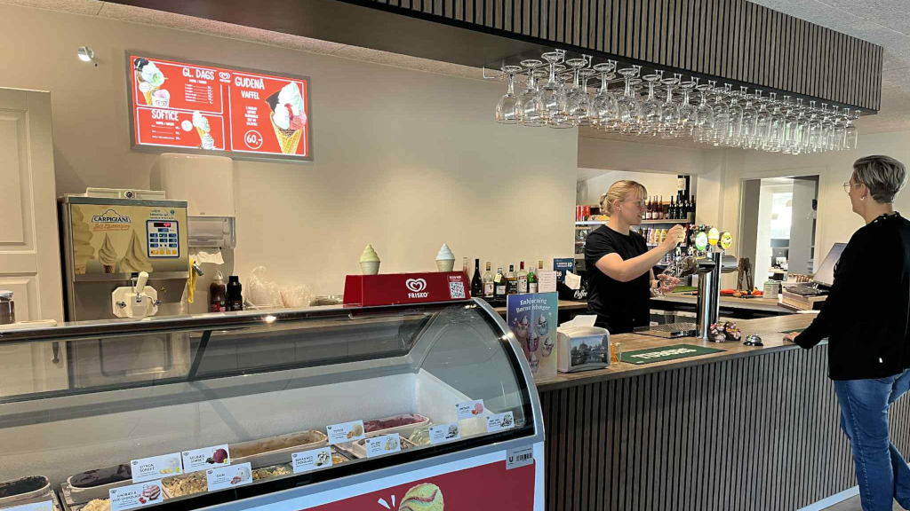 Bartender skænker fadøl i caféen og isbaren ved Gudenå Camping