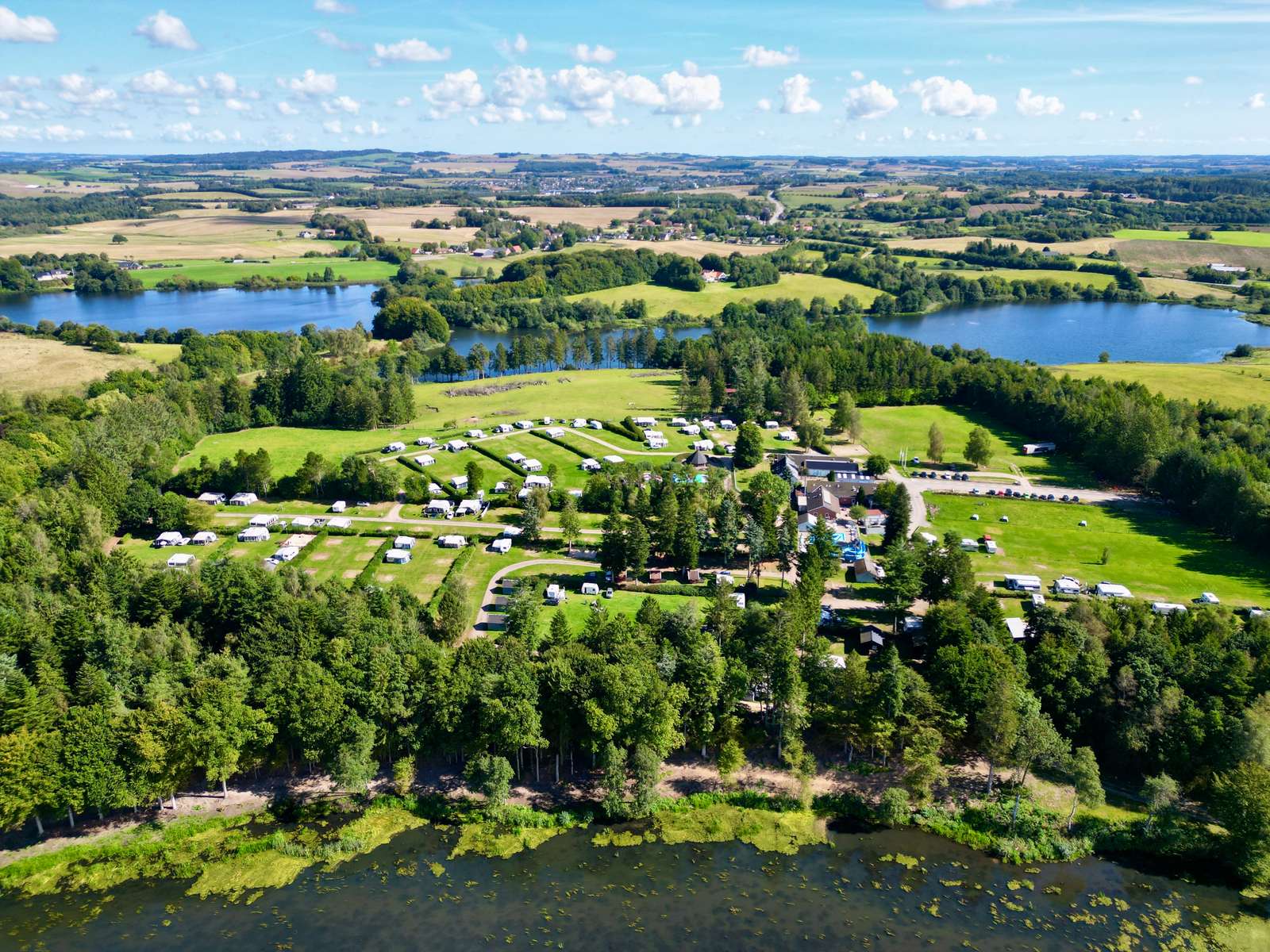 Dronefoto af Vestbirk Camping og Vestbirksøerne