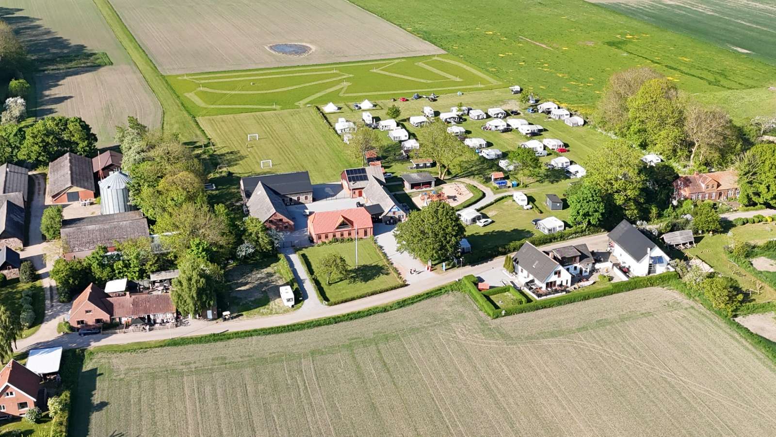 Dronefoto af Hjarnø Camping