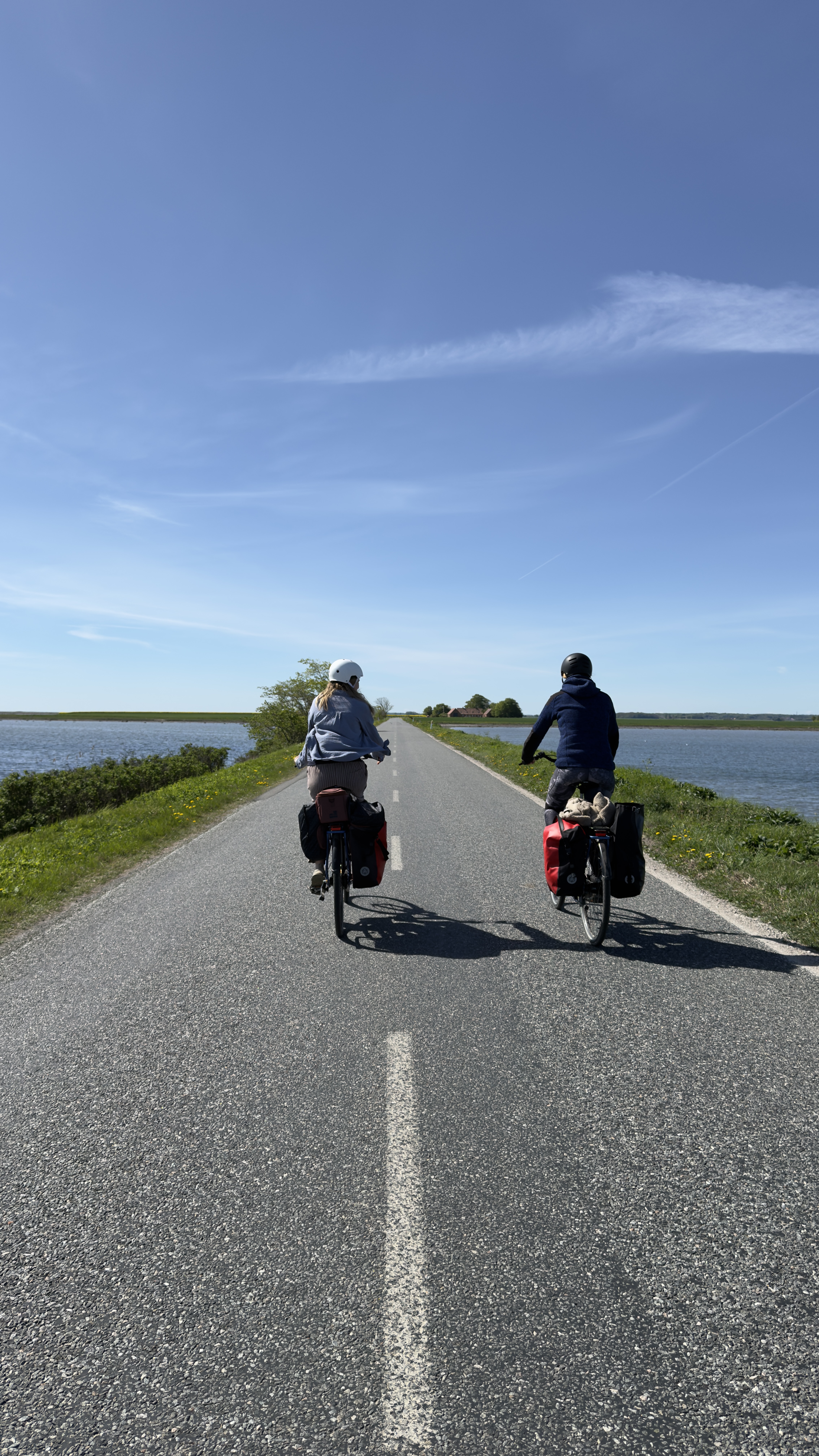 To cyklister på ASlrø-dæmningen