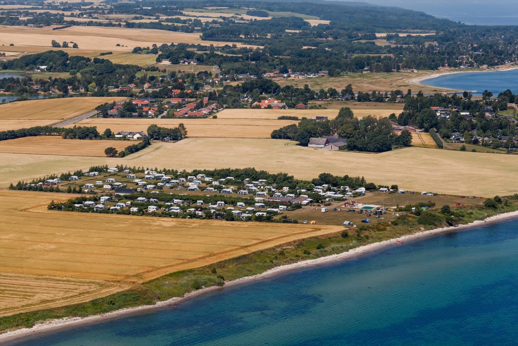 Dronefoto af NFJ Familie- og Naturistcamping og Kysing Strand