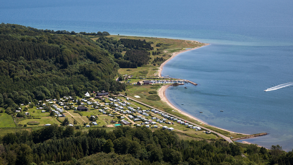 Dronefoto af Rosenvold Strand Camping, Rosenvold Strand og skov