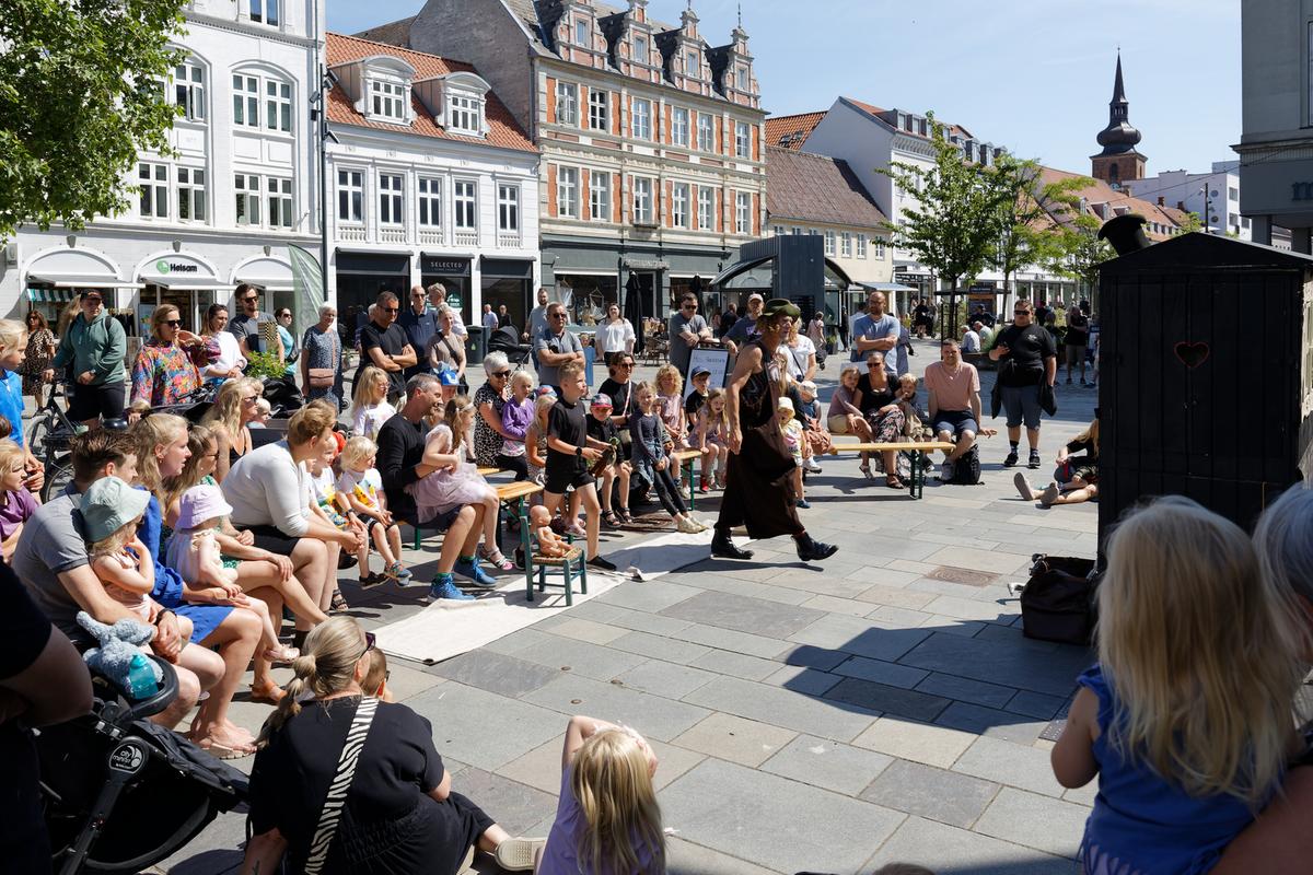 Teatret Fyr og Flammen optræder på Søndergade i Horsens