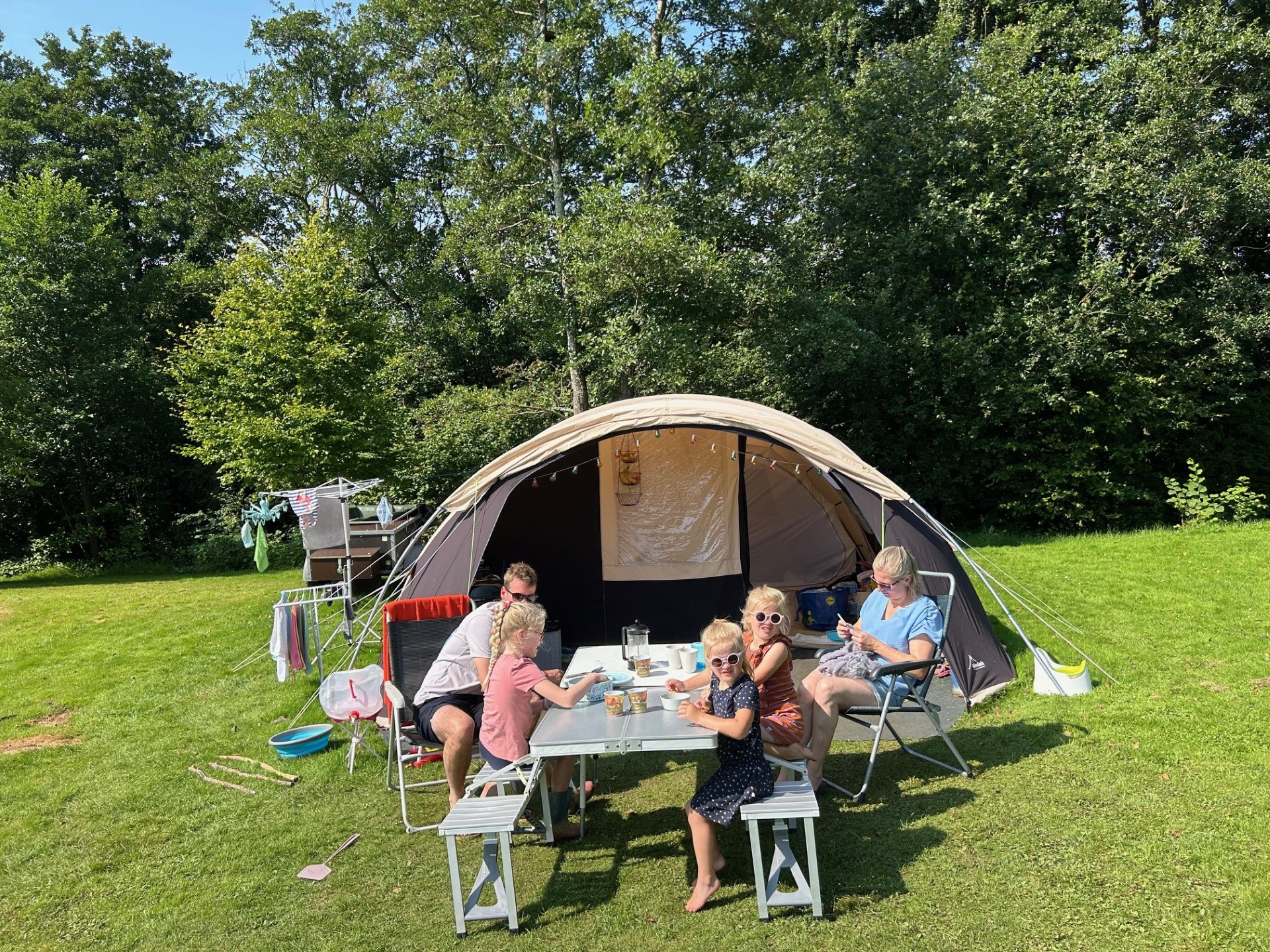 Familie hygger ved telt hos Løgballe Camping