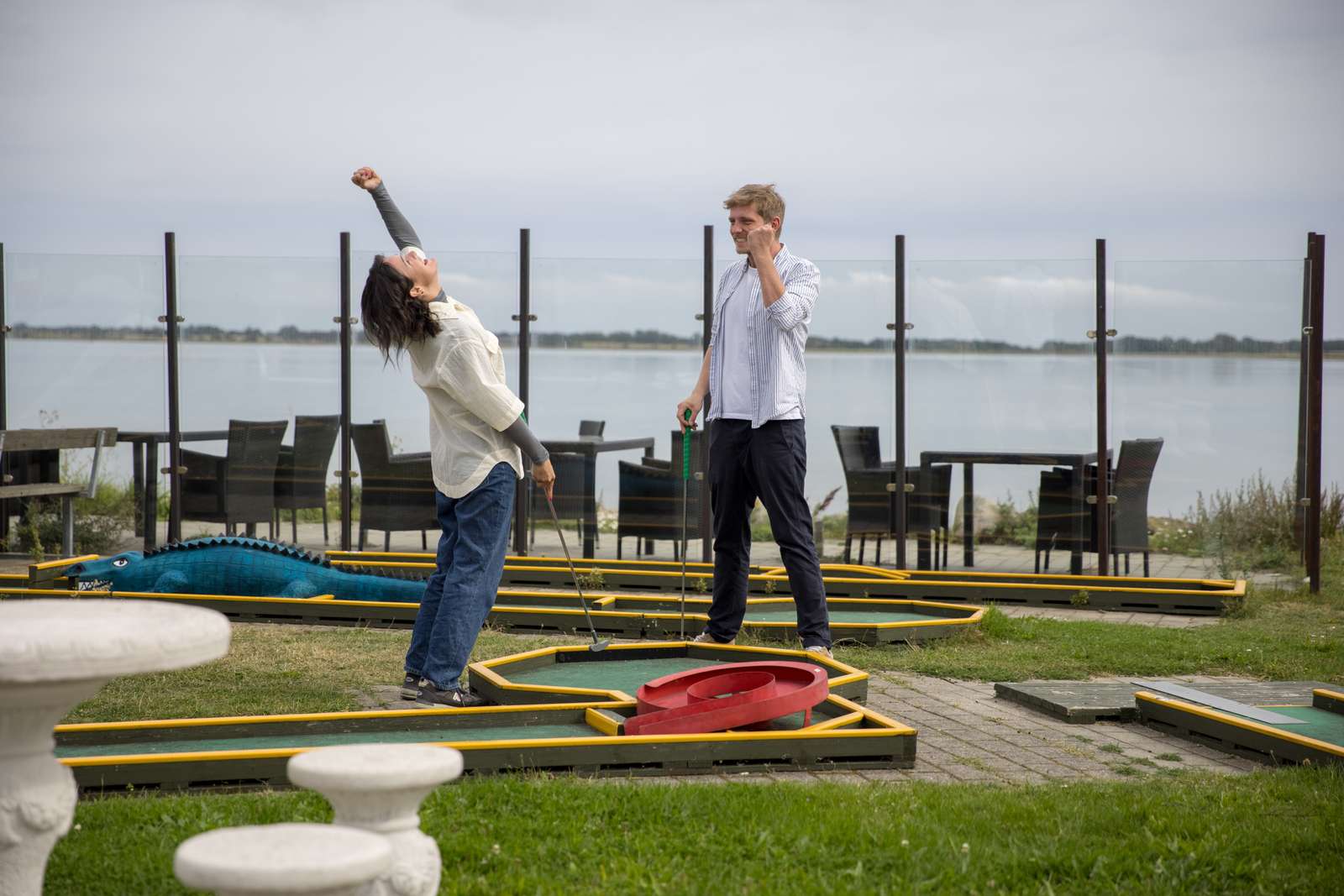 Kvinde jubler med en mand på minigolfbanen på Endelave