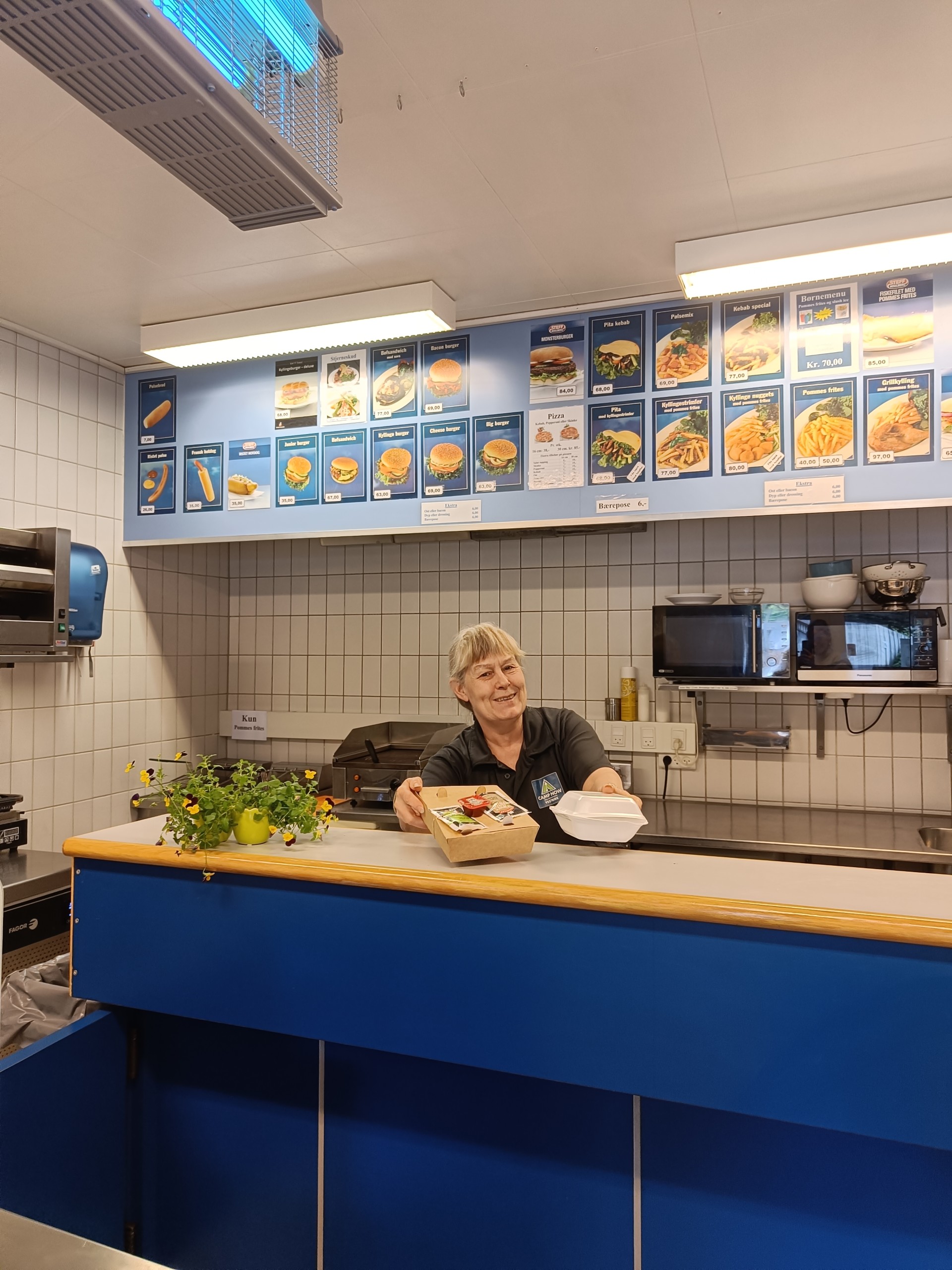 Lene fra Vestbirk Camping serverer grillmad i grillbaren hos Vestbirk Camping