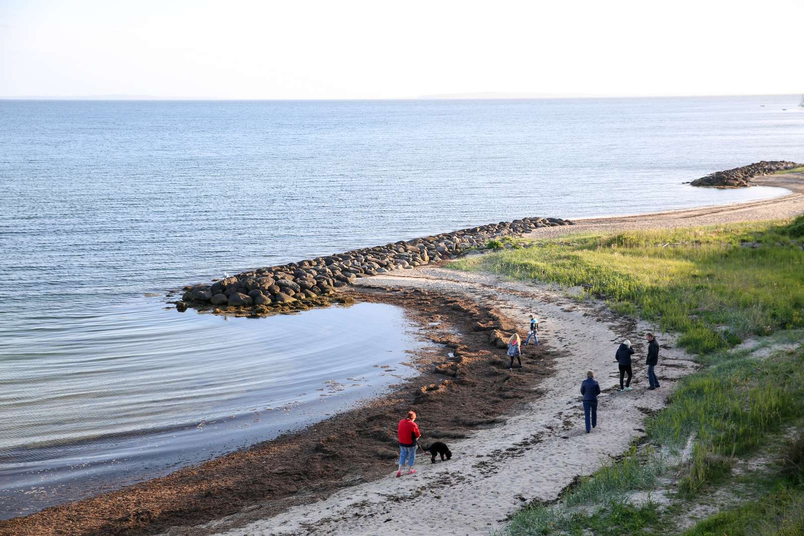 Folk går på stranden ved Grønbjerggård Strand