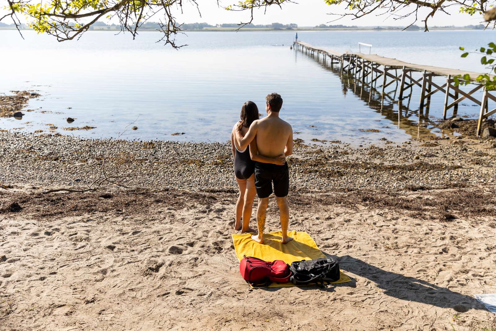 Par holder om hinanden på Sondrup Strand