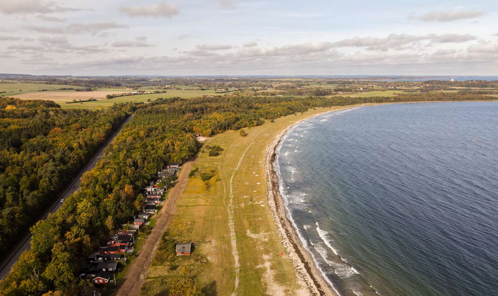 Dronefoto af Sandbjerg Vig Strand