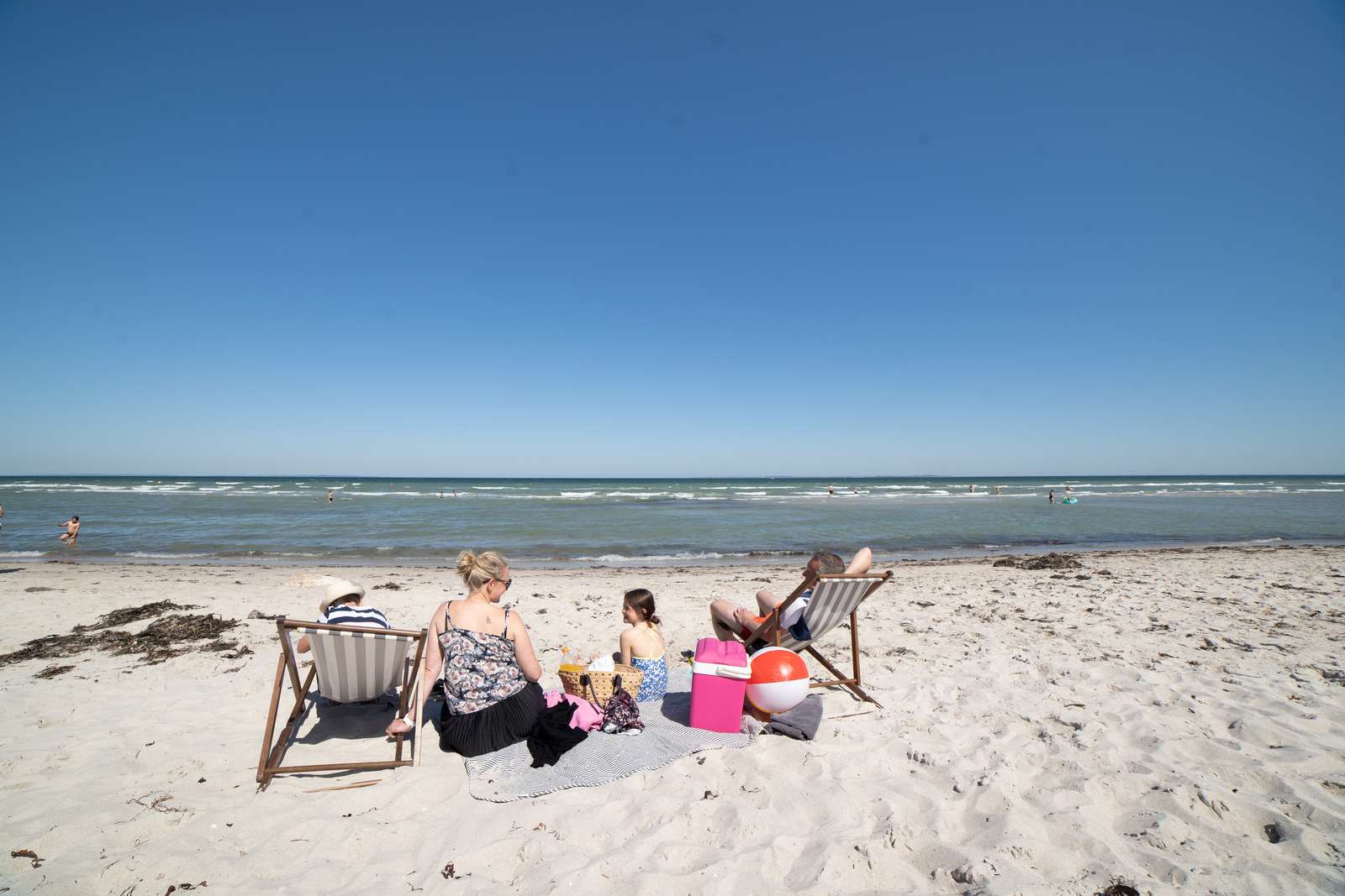 En familie er på stranden ved Saksild Strand