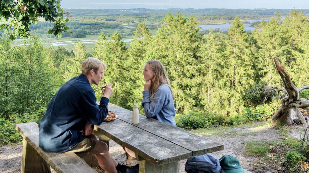Et par sidder på en bænk på toppen af Sukkertoppen