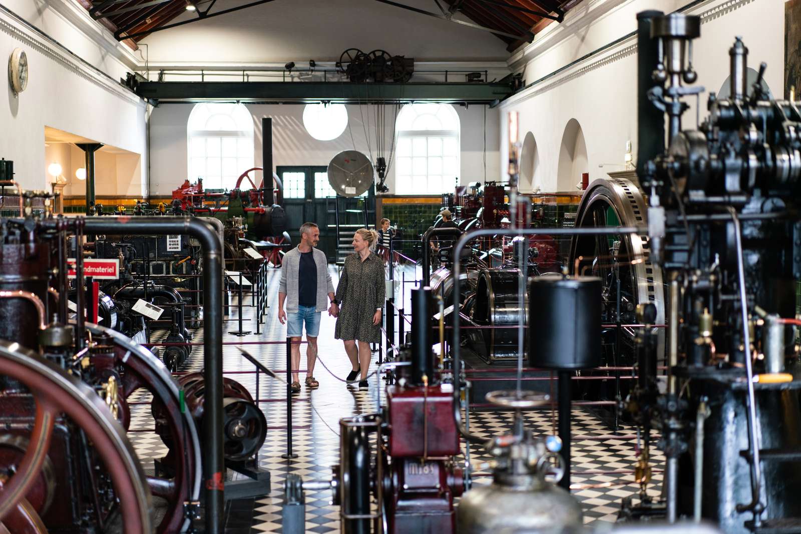 Et par går i maskinhallen i Industrimuseet
