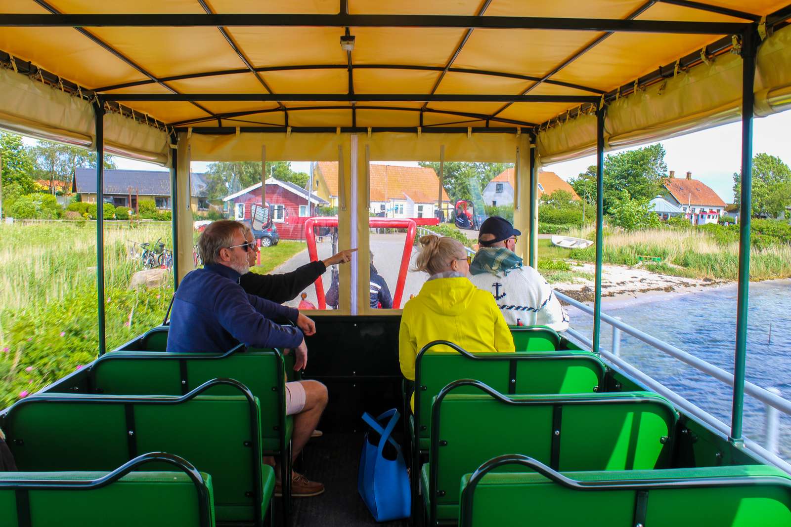 Vognen fyldt med turister til traktortur på Hjarnø