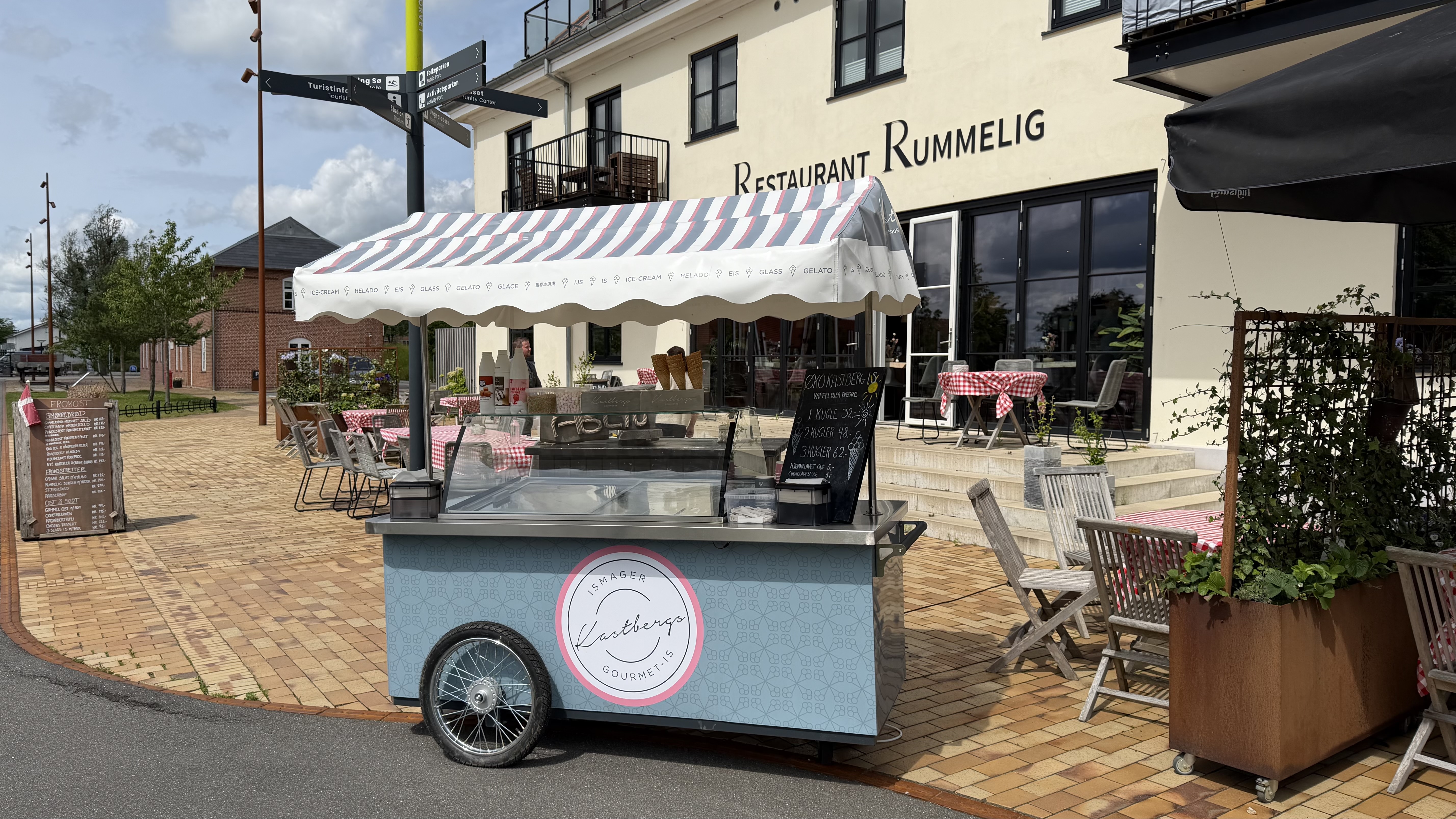 Mobil isvogn fra Restaurant Rummelig foran restautanten