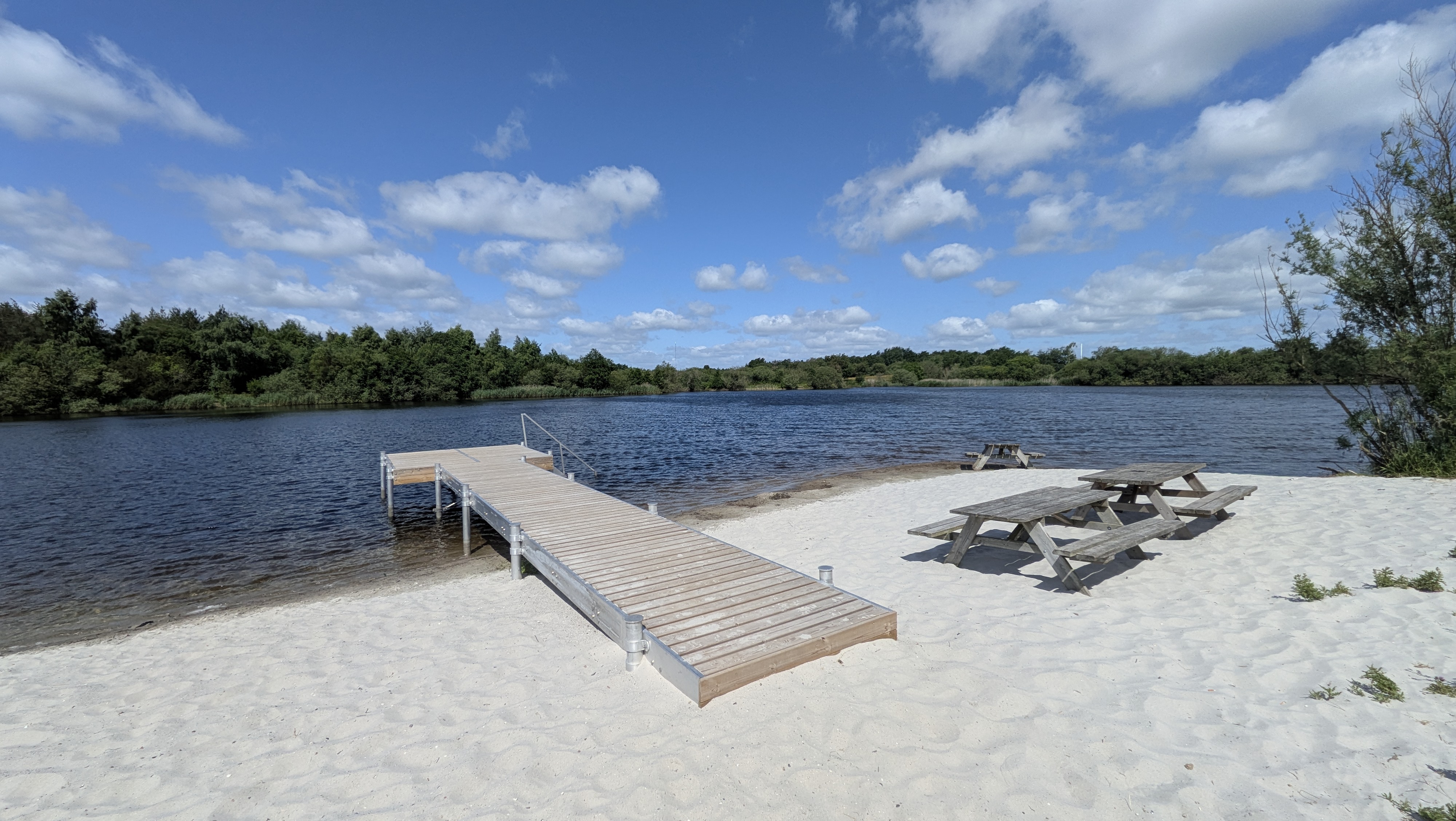 Stranden og badebroen ved Hedensted Søerne