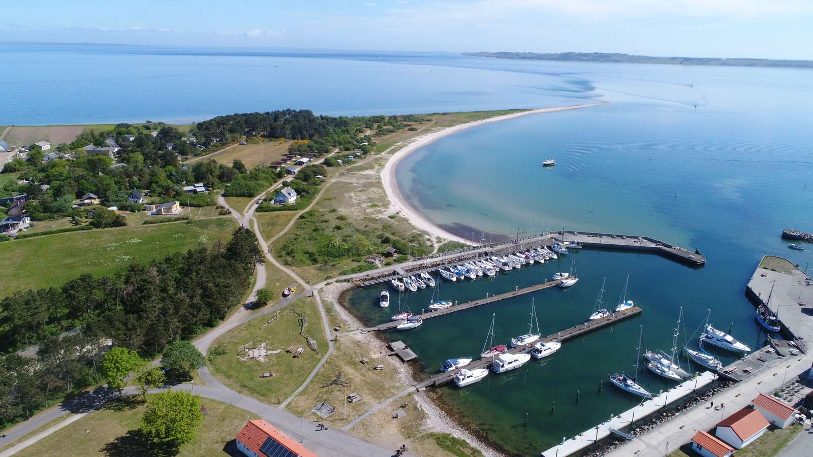 Dronefoto af Tunø Havn