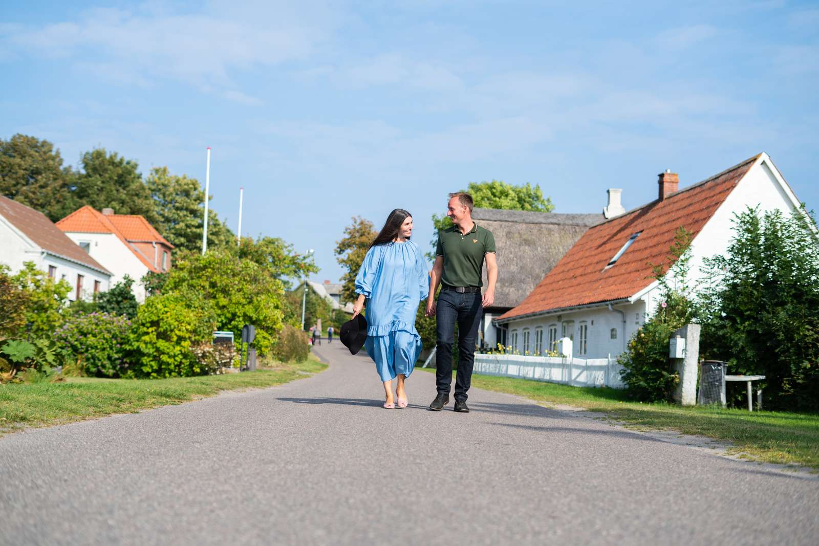 Et par går på Tunø Hovedgade 