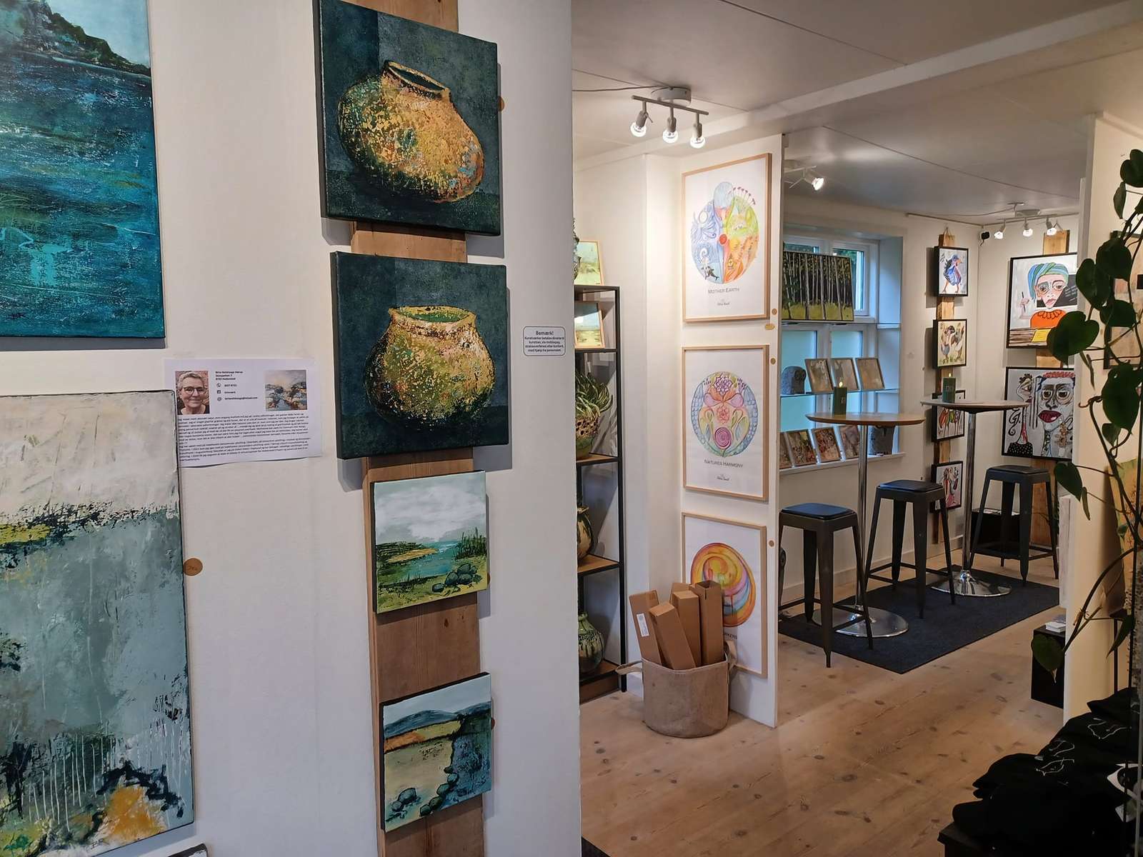 Malerier i udstillingen hos galleriet Tunø Det Gamle Posthus