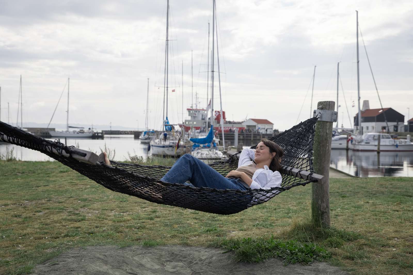 Kvinde ligger i hængekøje på Tunø Havn