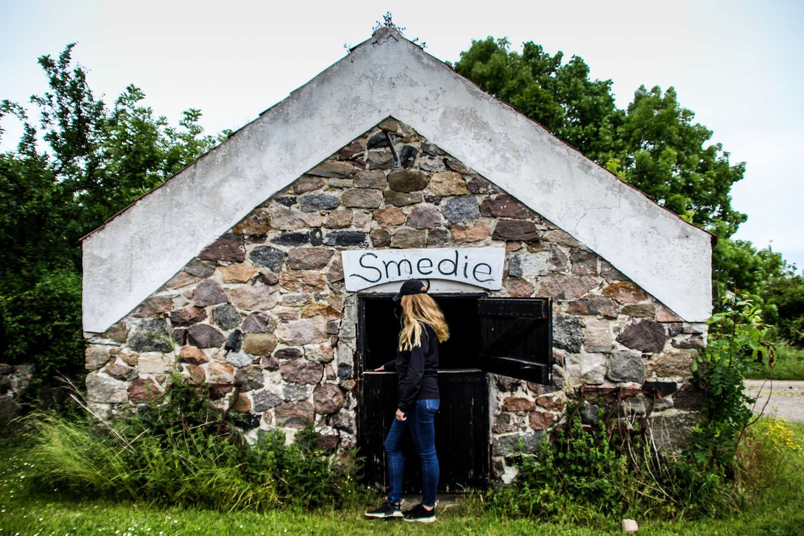 En kvinde ved indgangen til Smedjen på Tunø