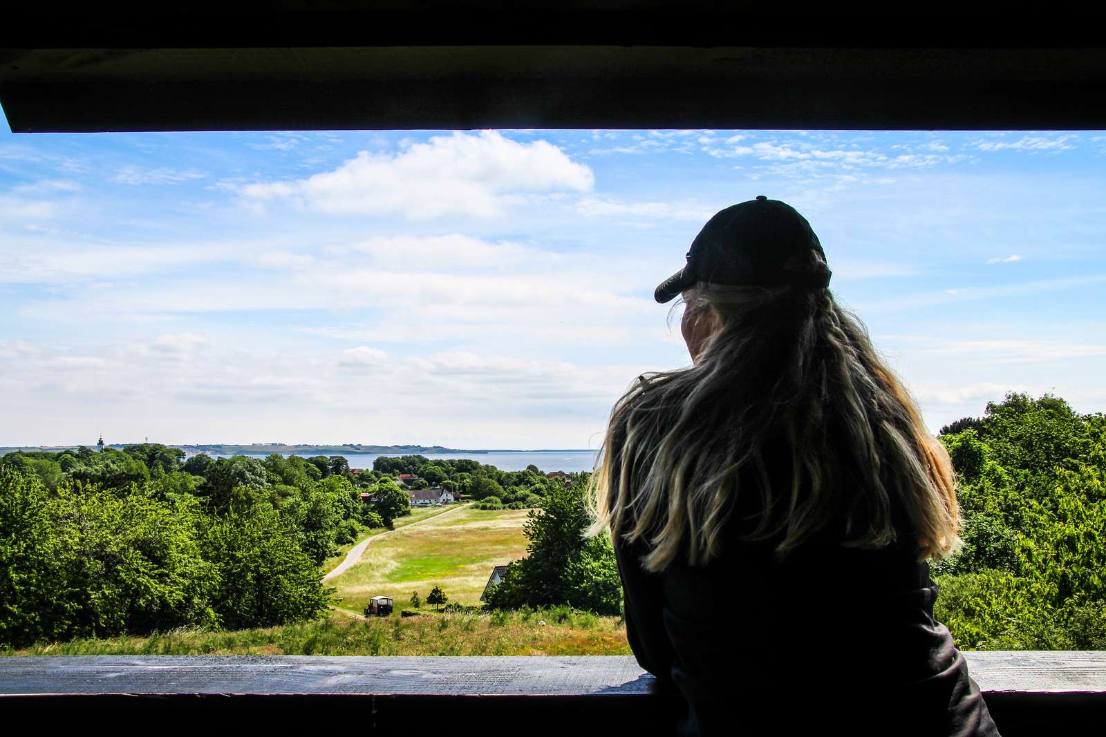 Kvinder kigger ud fra fugletårnet på Tunø