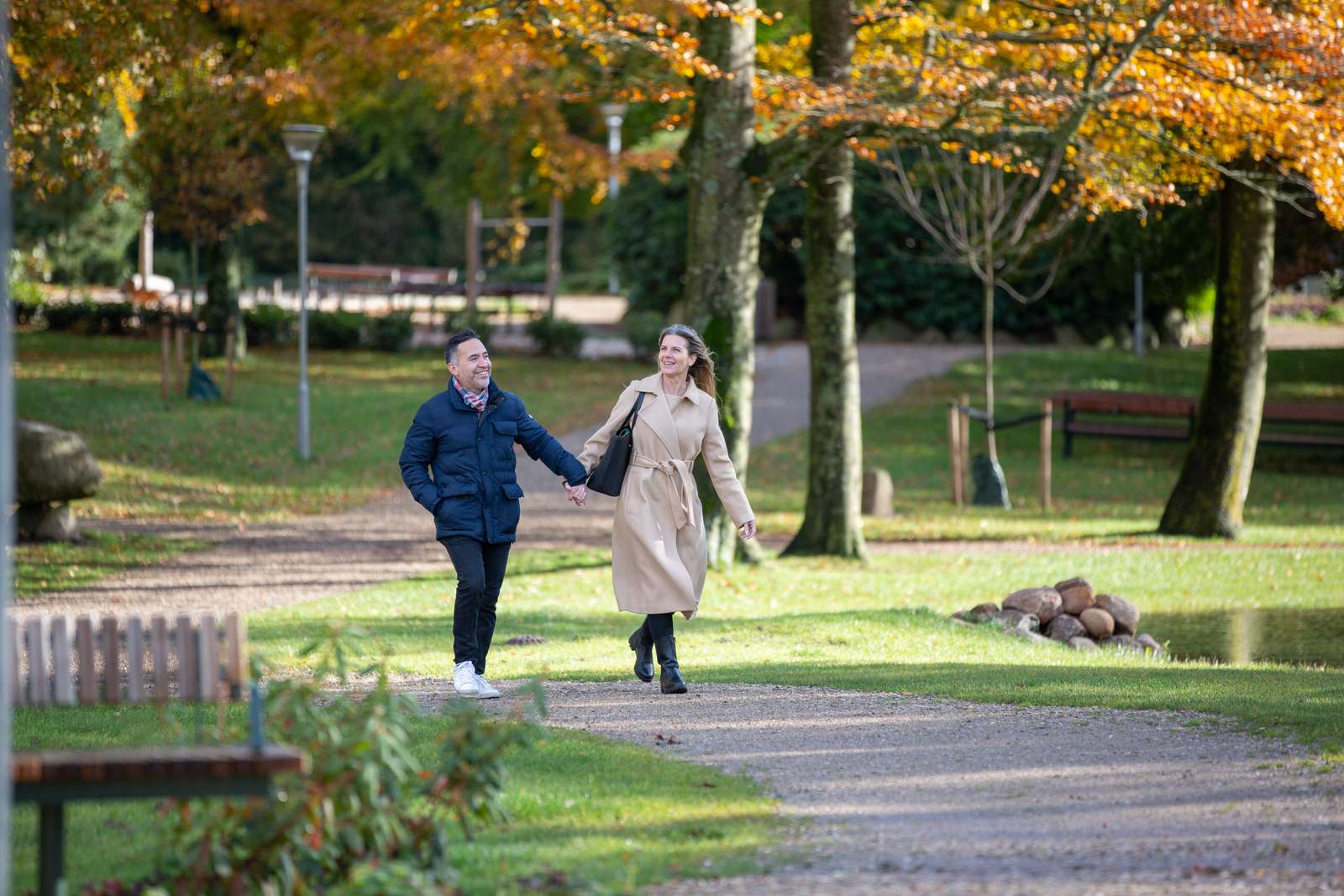 Et par går hånd i hånd gennem Folkeparken i Brædstrup