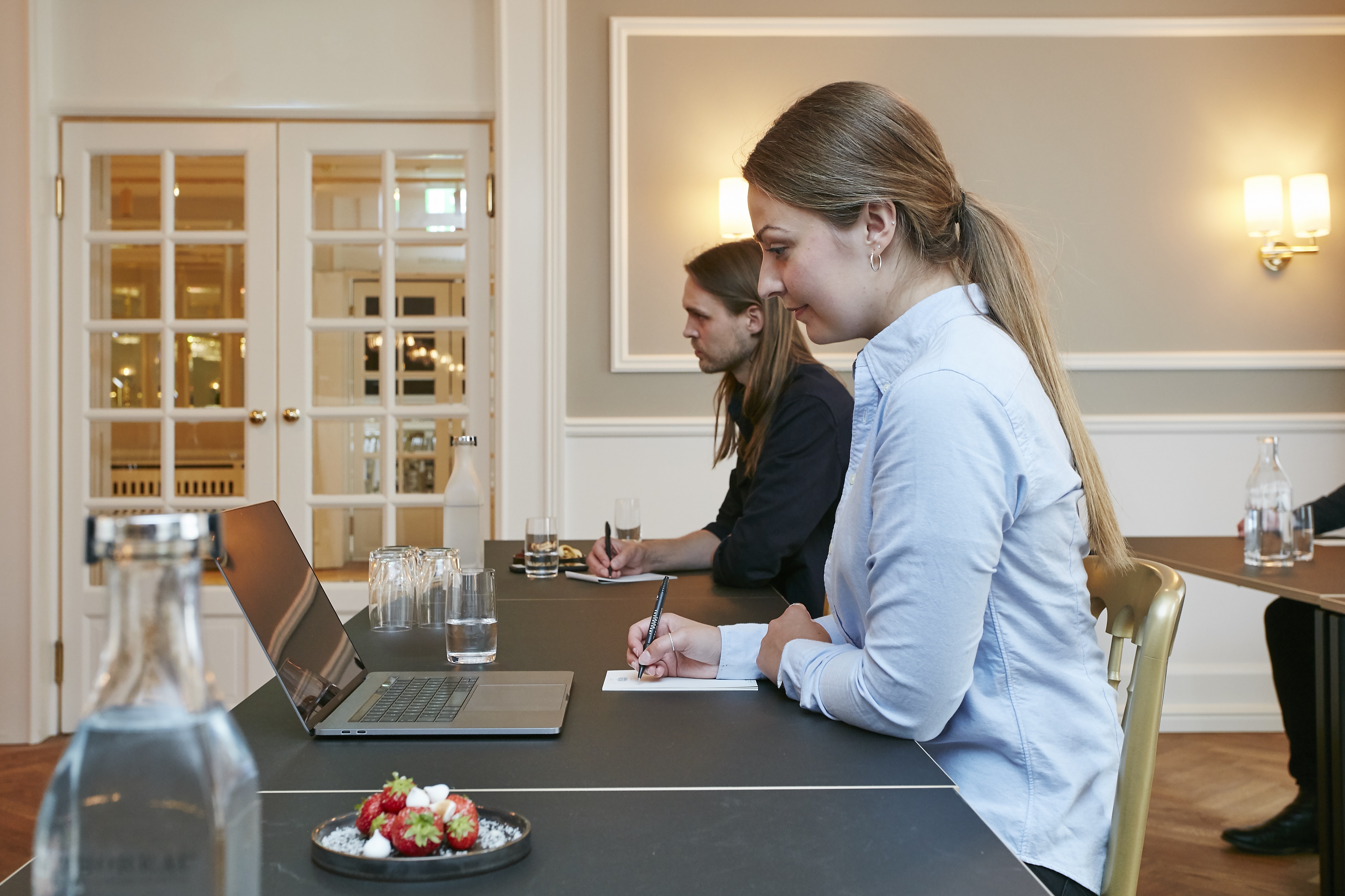 To personer til møde hos Jørgensens Hotel