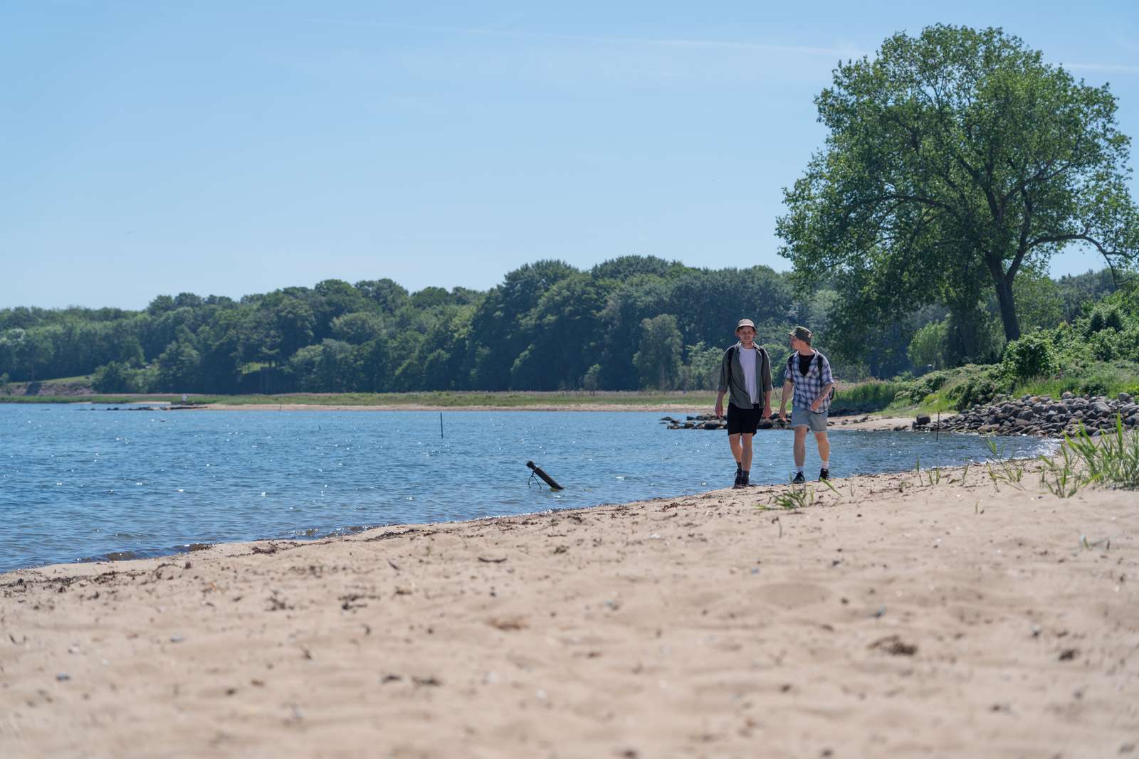 To mænd går på Snaptun Sydstrand