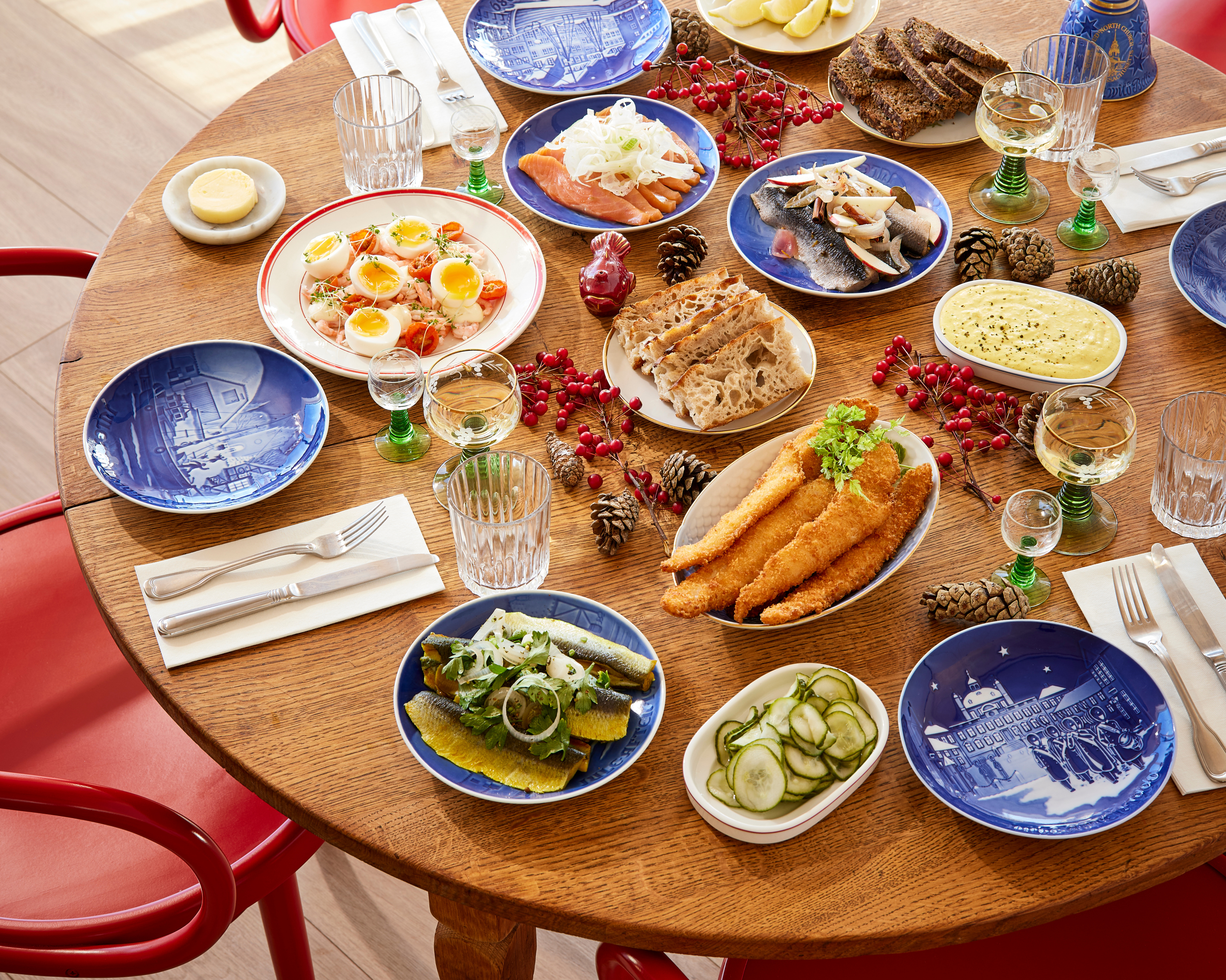 stort frokostbord på Køst med forskellige fisk, laks, rødspiller, fiskefiletter, pæne tallerkner