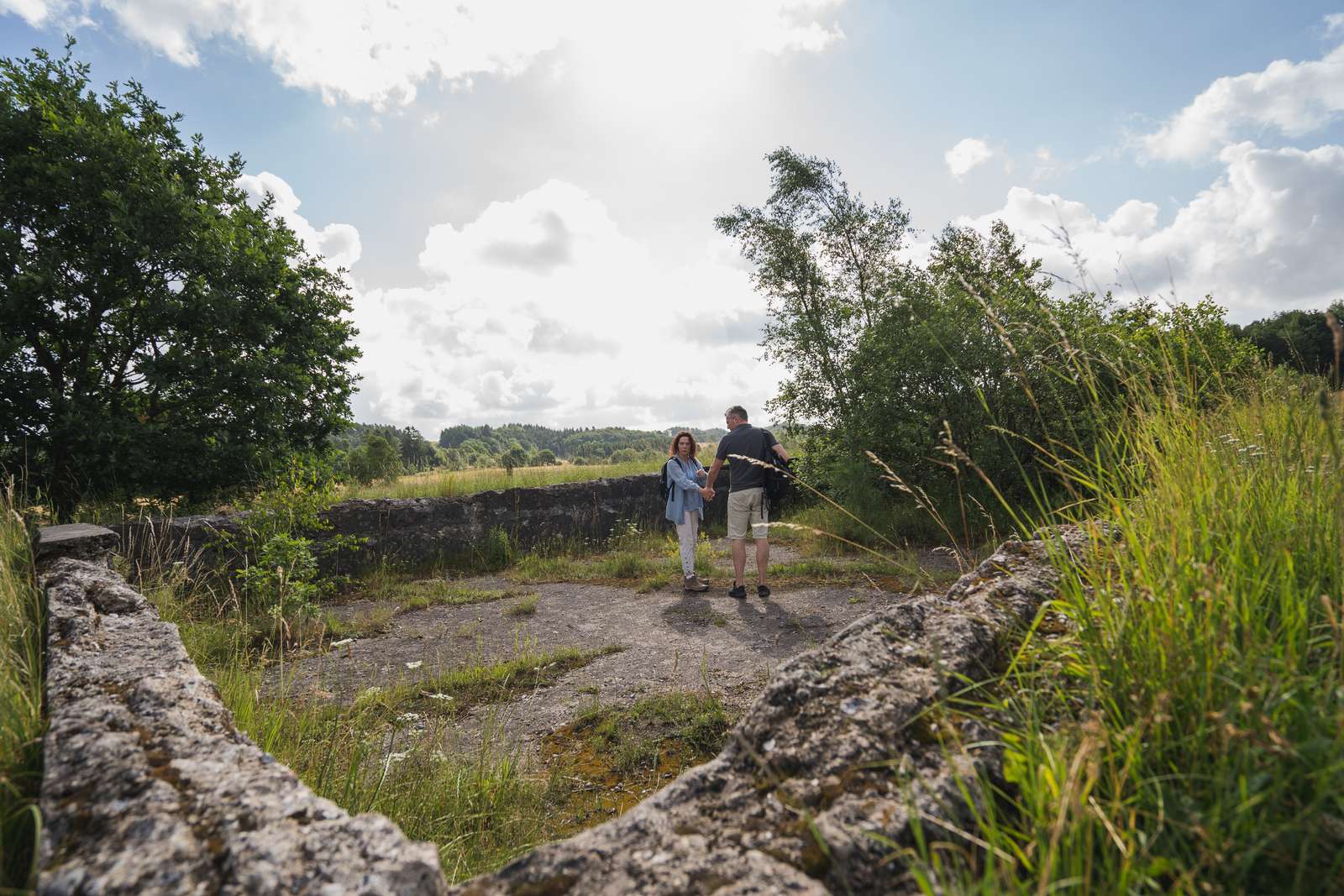 Par ved det nedlagte badeland i Tinnet Krat