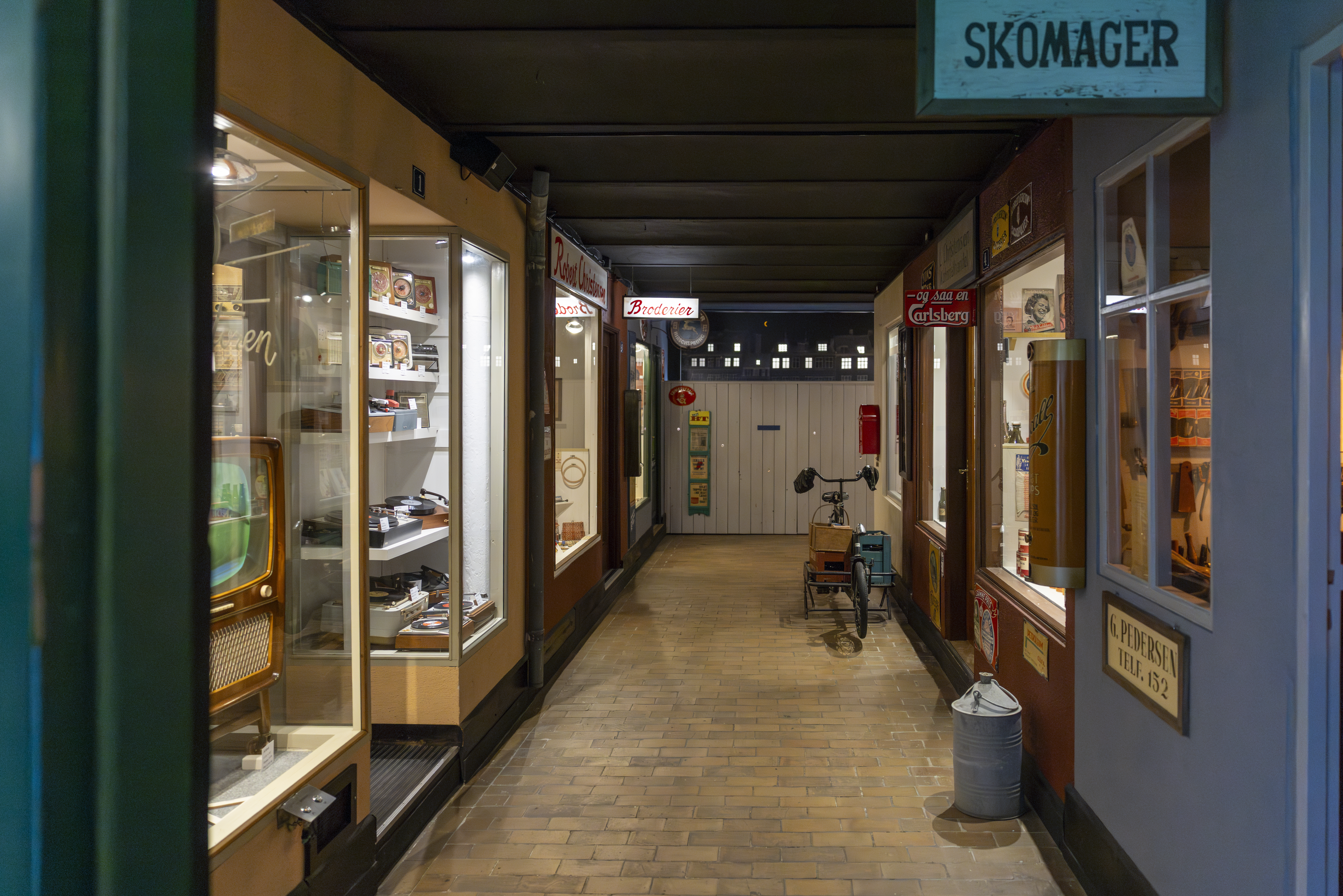 Butiksgangen på industrimuseet med skomager og tv-butik