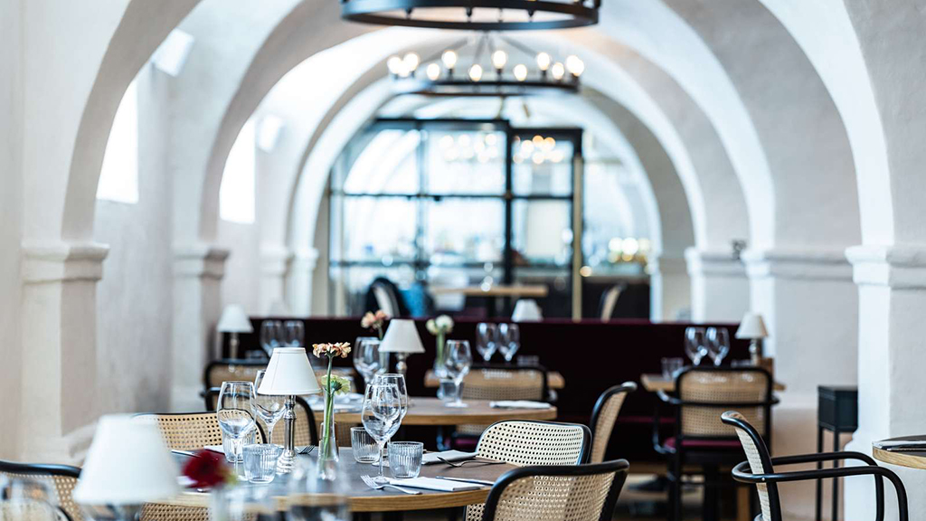 Borde i restaurant Eydes på Jørgensens Hotel