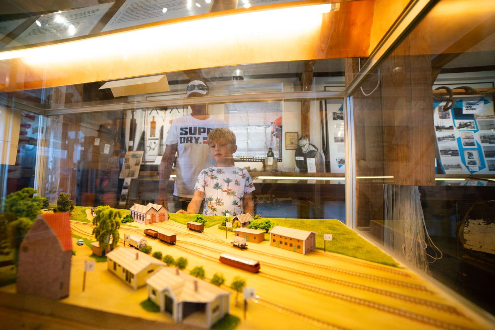 Far og søn kigger på model af Juelsminde på Juelsminde Havnemuseum